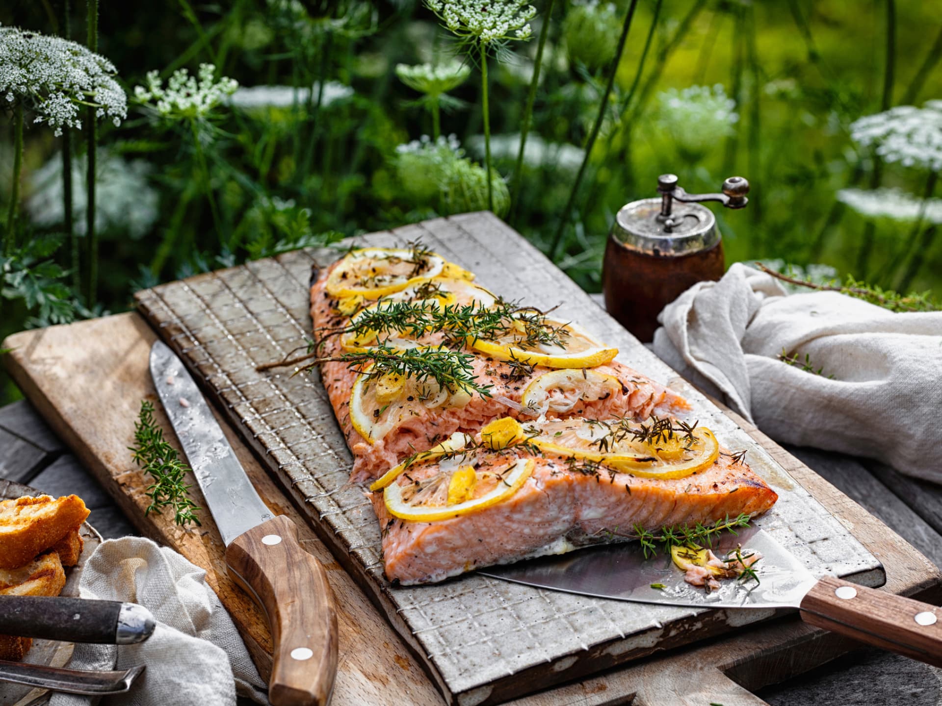 Gegrillter Lachs mit Zitronenscheiben und frischen Kräutern