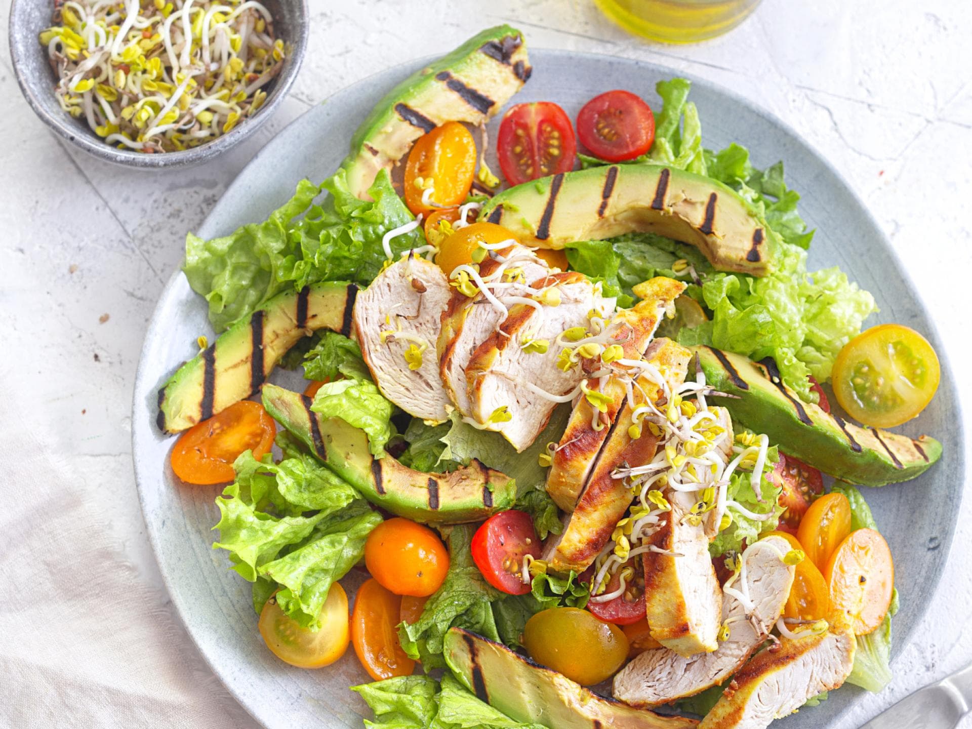 Salat mit gegrillter Avocado 