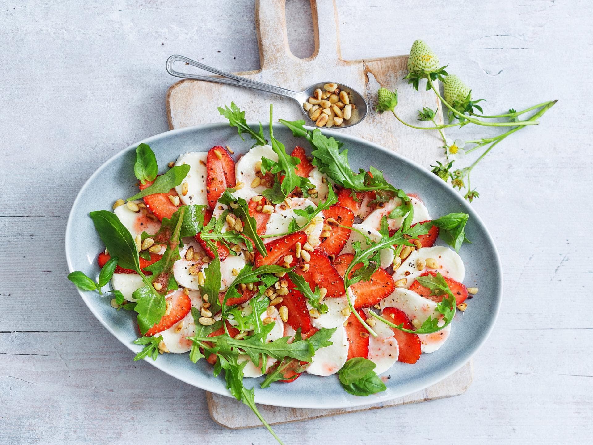 Erdbeer-Mozzarella-Carpaccio mit Pinienkernen
