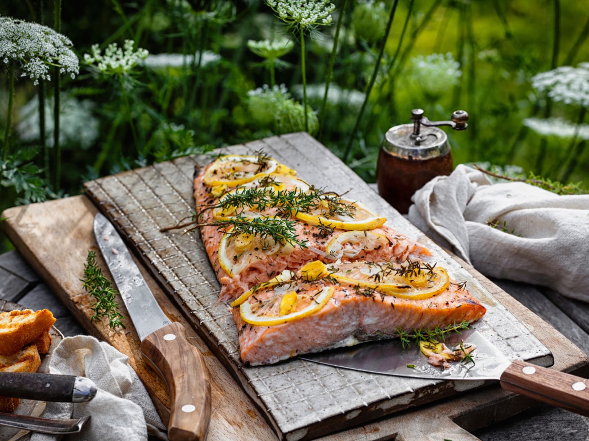 Gegrillter Lachs mit Zitrone und Kräutern