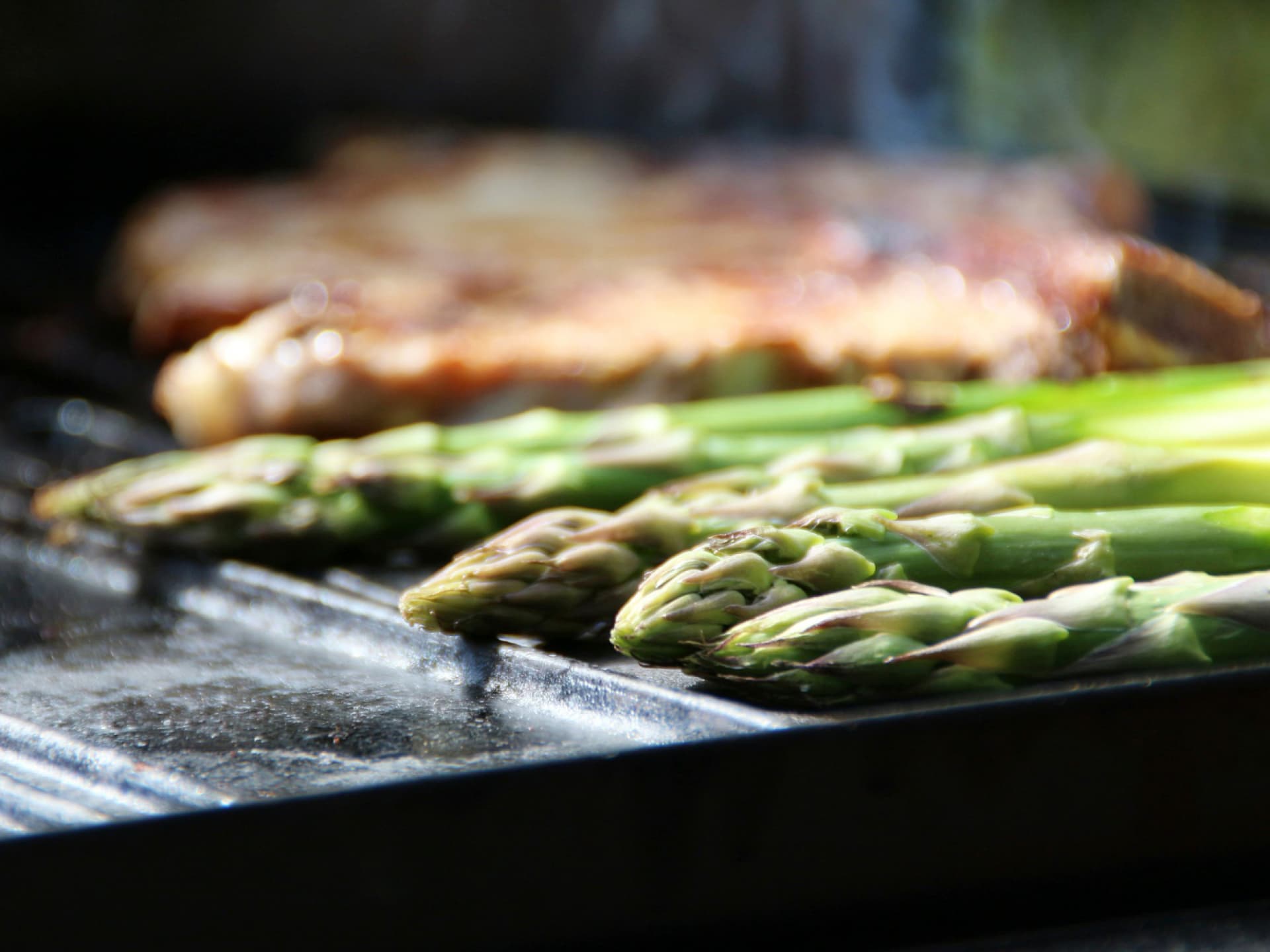 Grüner Spargel vom Grill