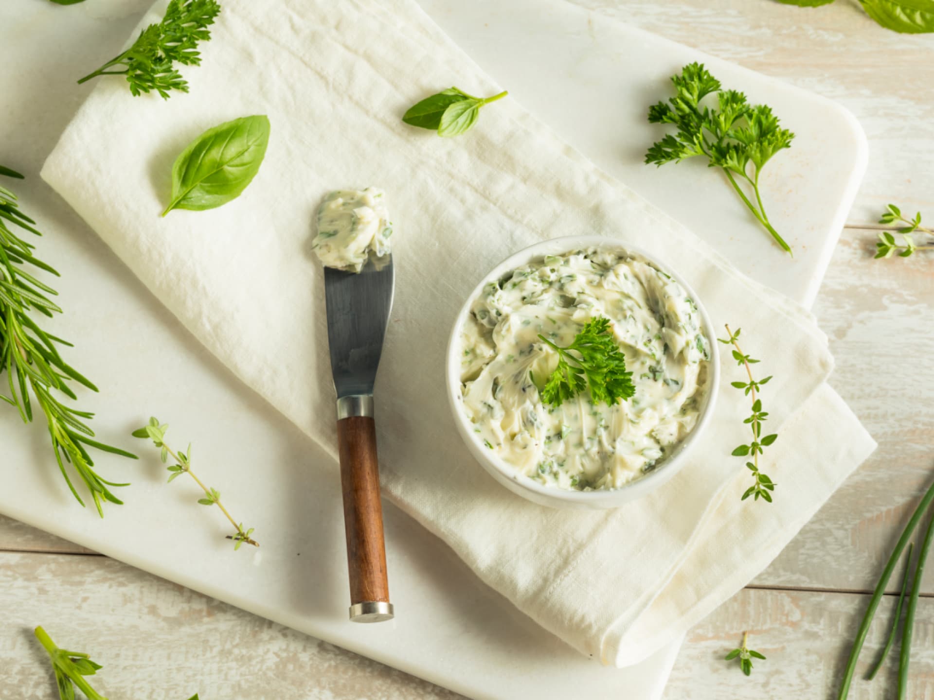 Selbst gemachte Kräuterbutters fürs Grillbuffet