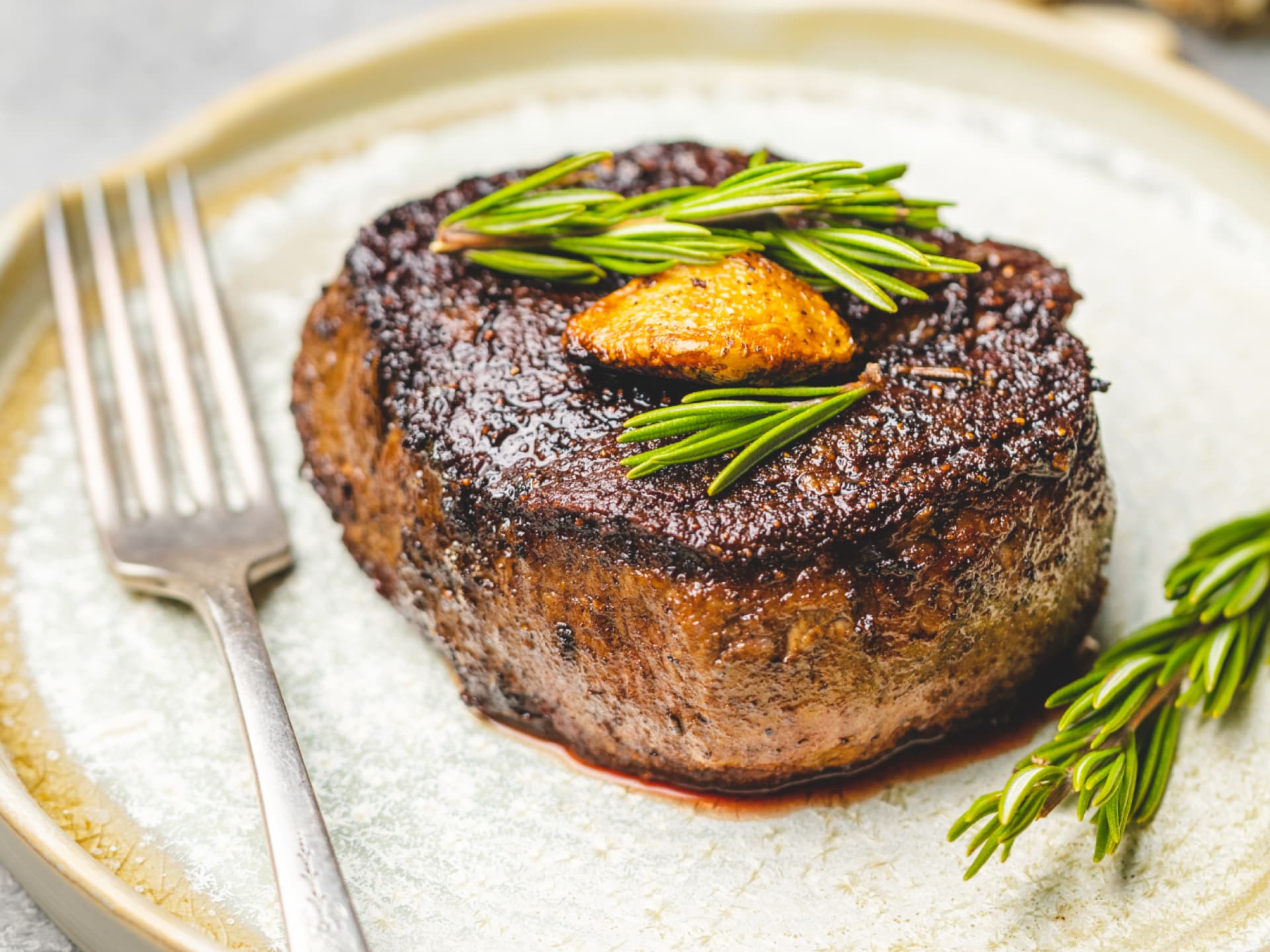 Gegrilltes Entrecôte fürs Grillbuffet