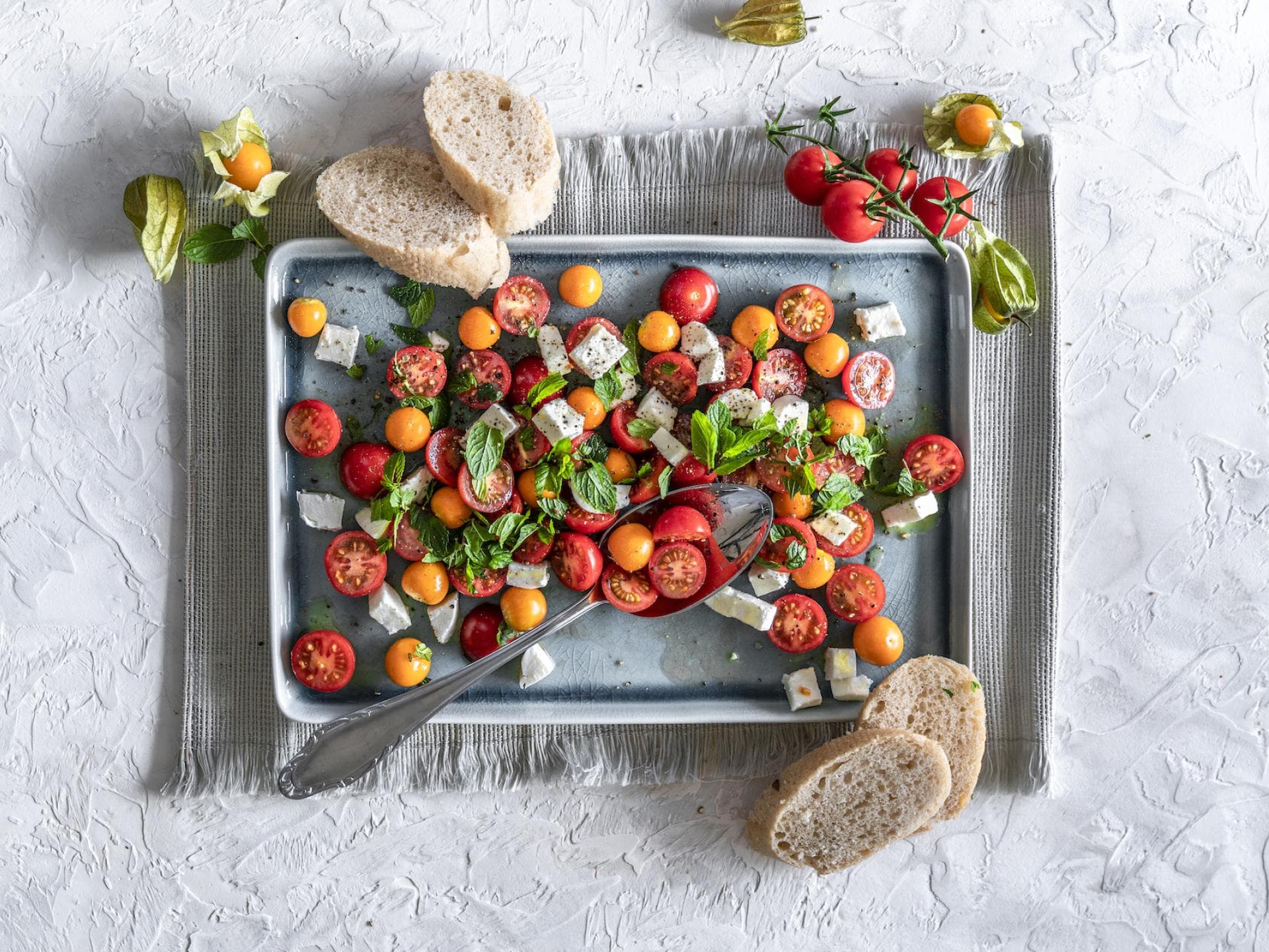 Tomate-Mozzarella-Salat mit Physalis