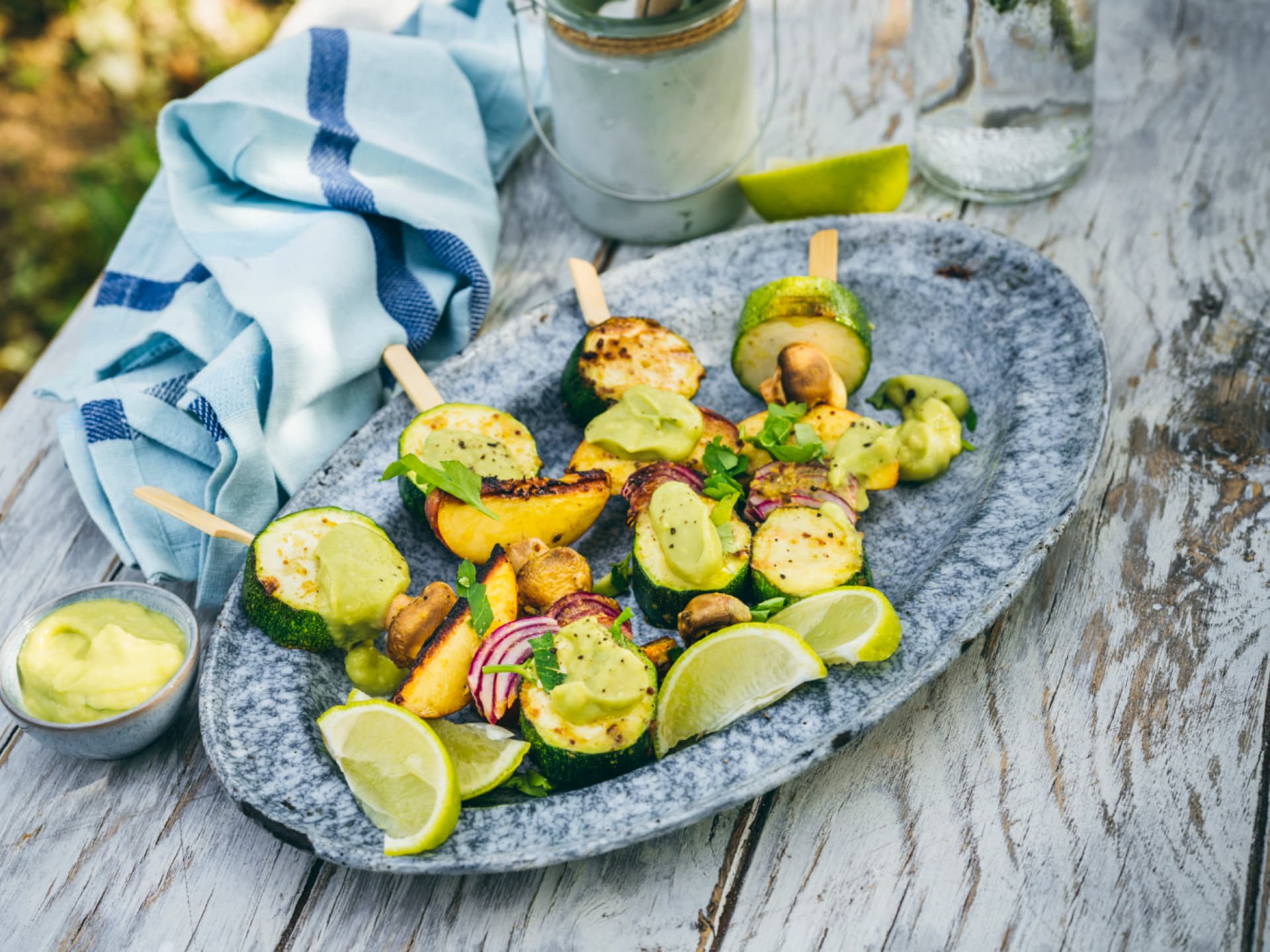 Schnelle Zucchinispieße mit Pfirsich