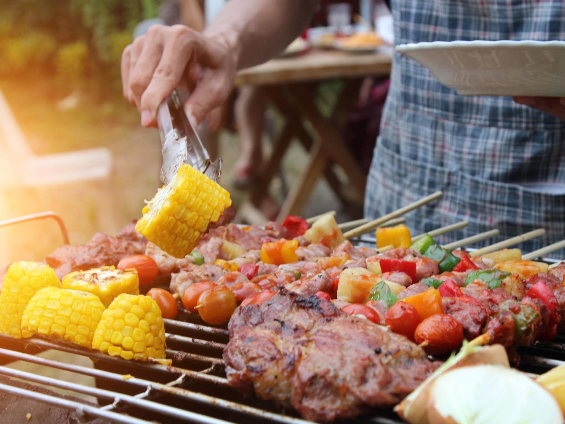 Gemüsespieße, Maiskolben und Fleisch auf dem Grill