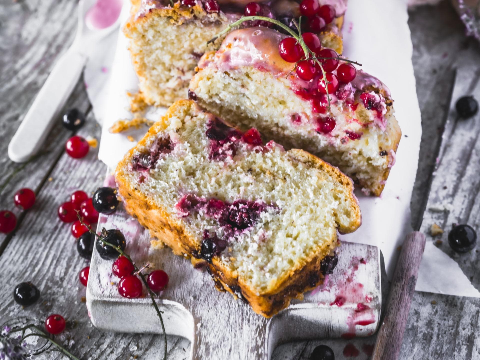 Hefezopf mit Johannisbeeren 