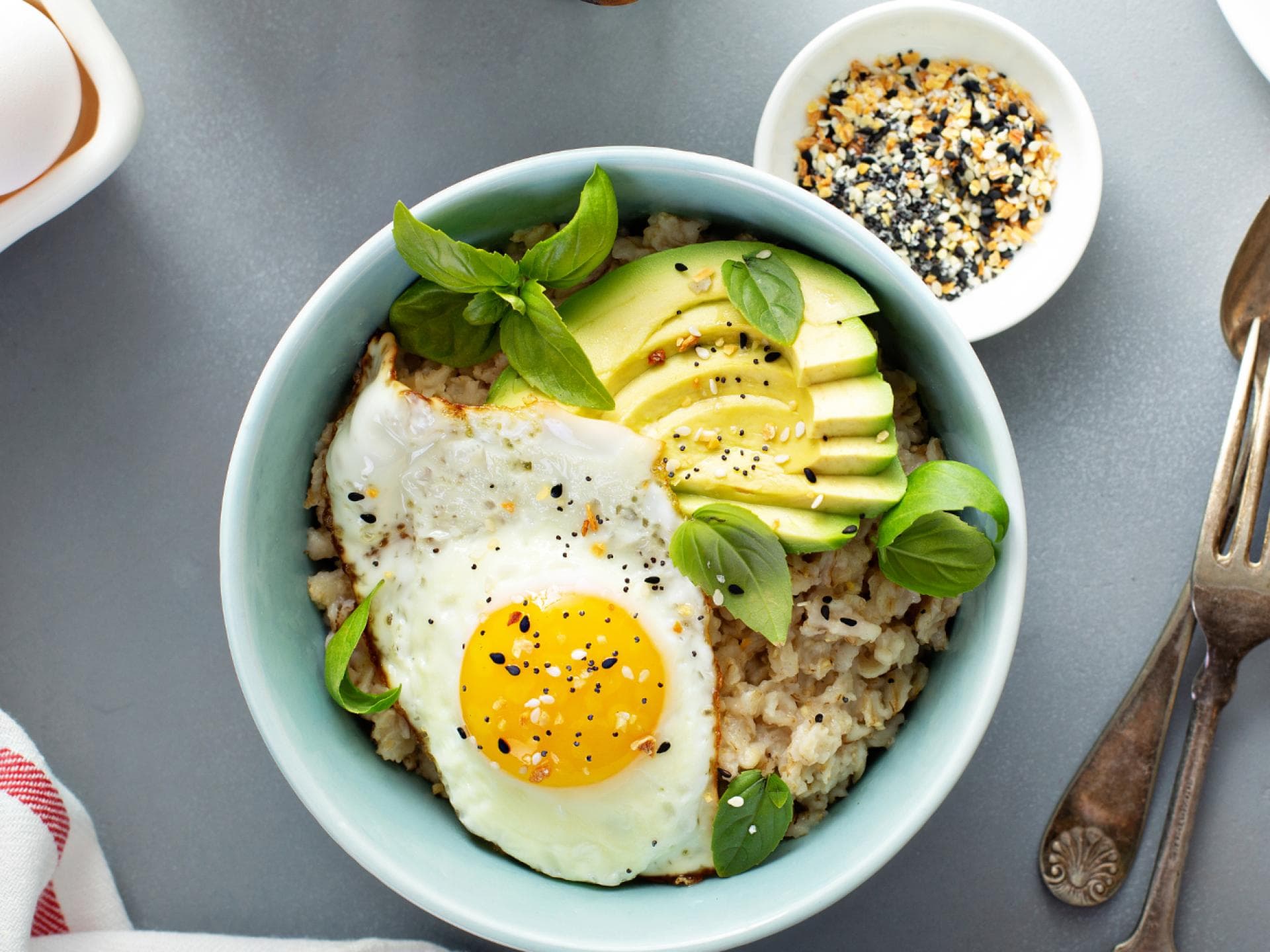 Herzhaftes Porridge mit Spiegelei und Avocado Herzhaftes Porridge mit Spiegelei und Avocado