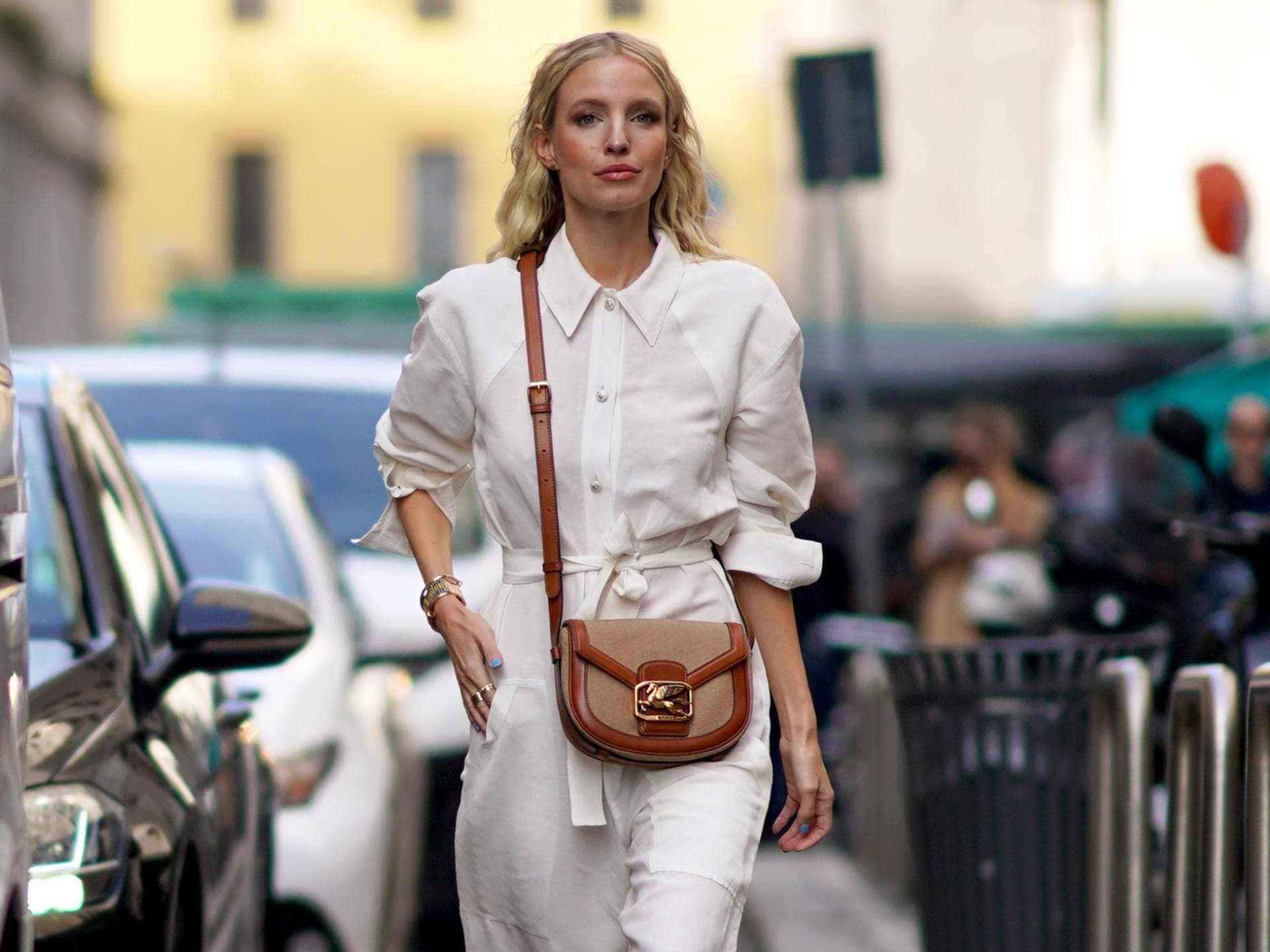 Leonie Hanne trägt einen Jumpsuit im Streetstyle
