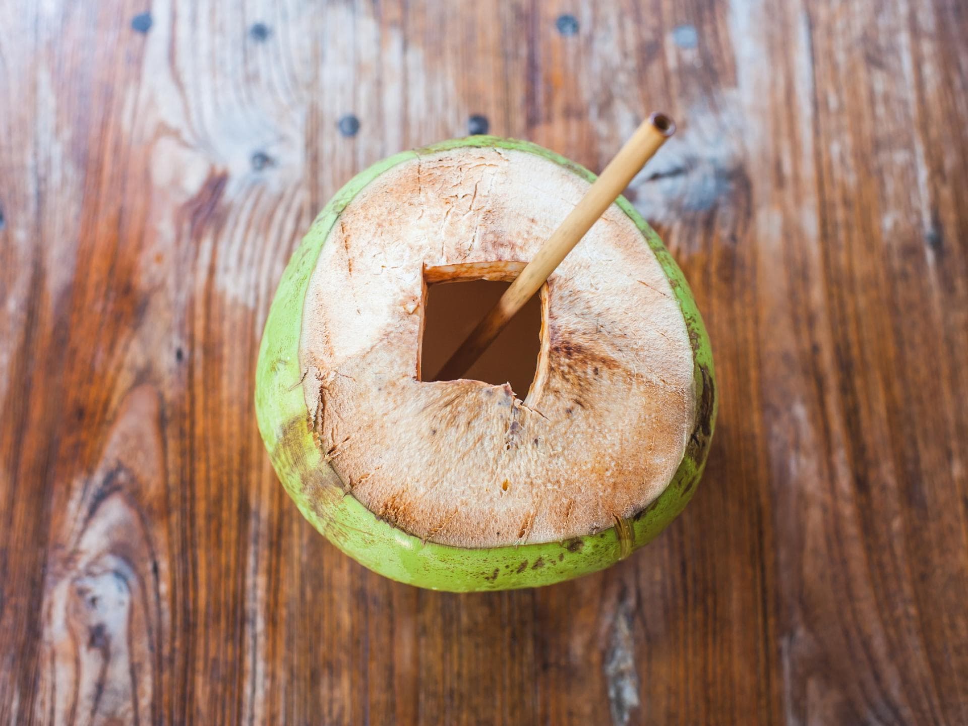 Kokoswasser gesund und frisch aus der Kokosnuss Kokoswasser gesund und frisch aus der Kokosnuss