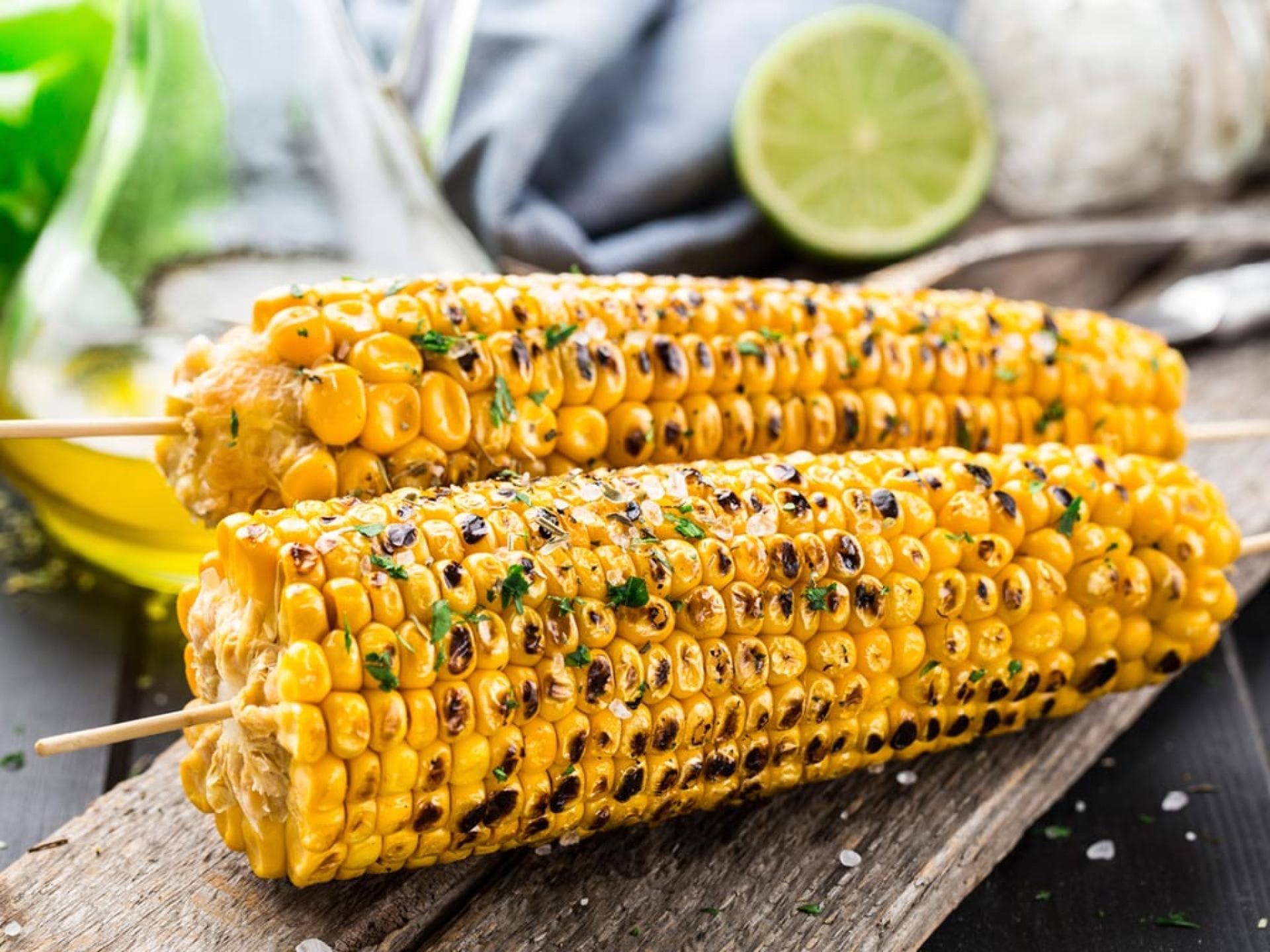 Maiskolben grillen - das Rezept Gegrillte Maiskolben