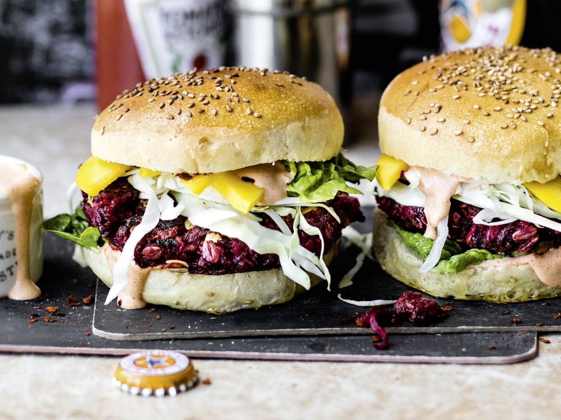 Vegan grillen - Rote-Bete-Burger mit Chili-Mayonnaise