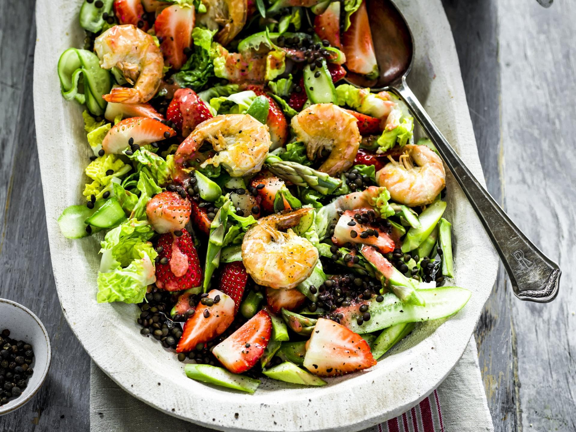 Erdbeer-Gurken-Salat mit Garnelen 