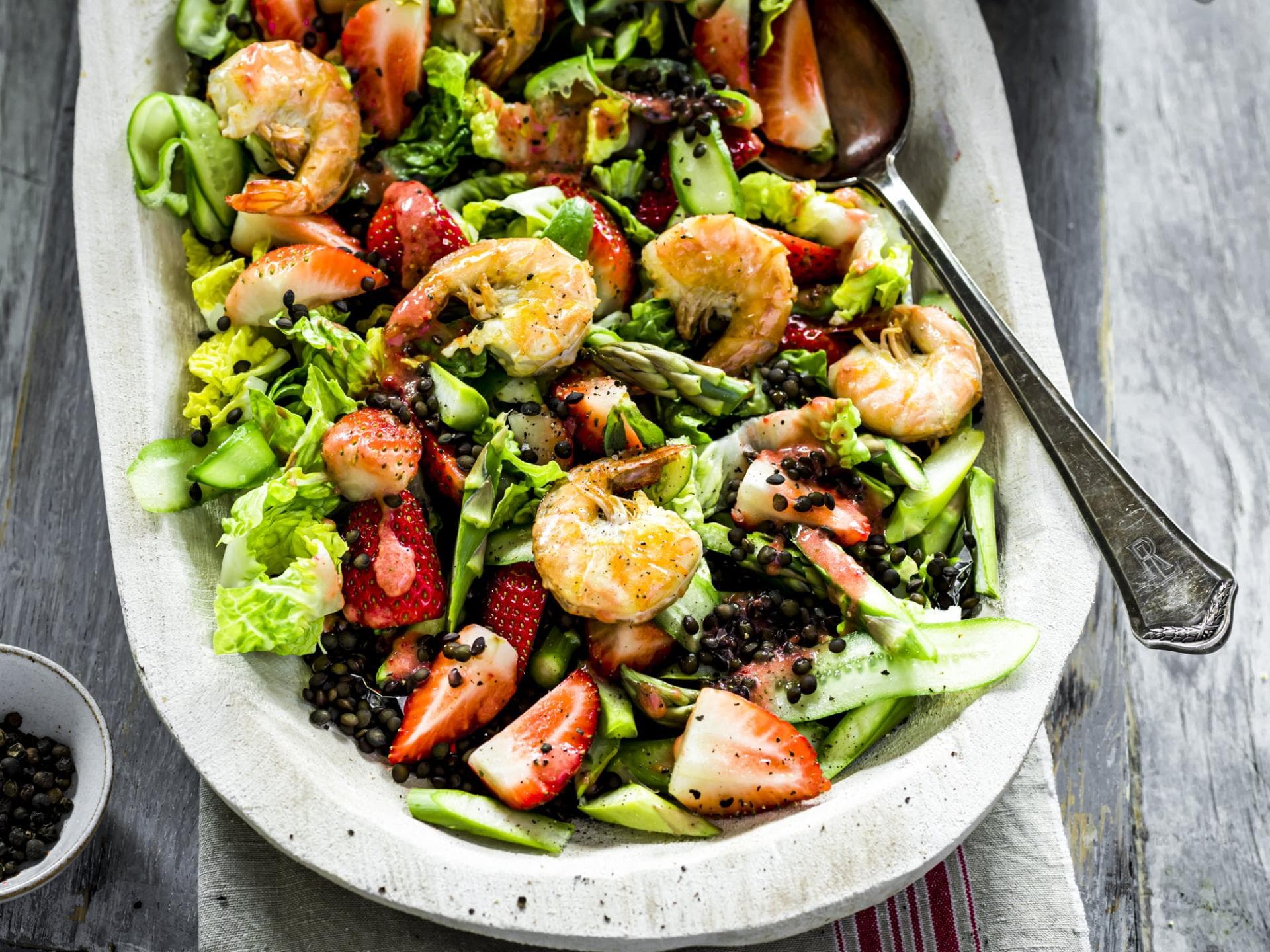 Salat mit Garnelen und Erdbeeren 
