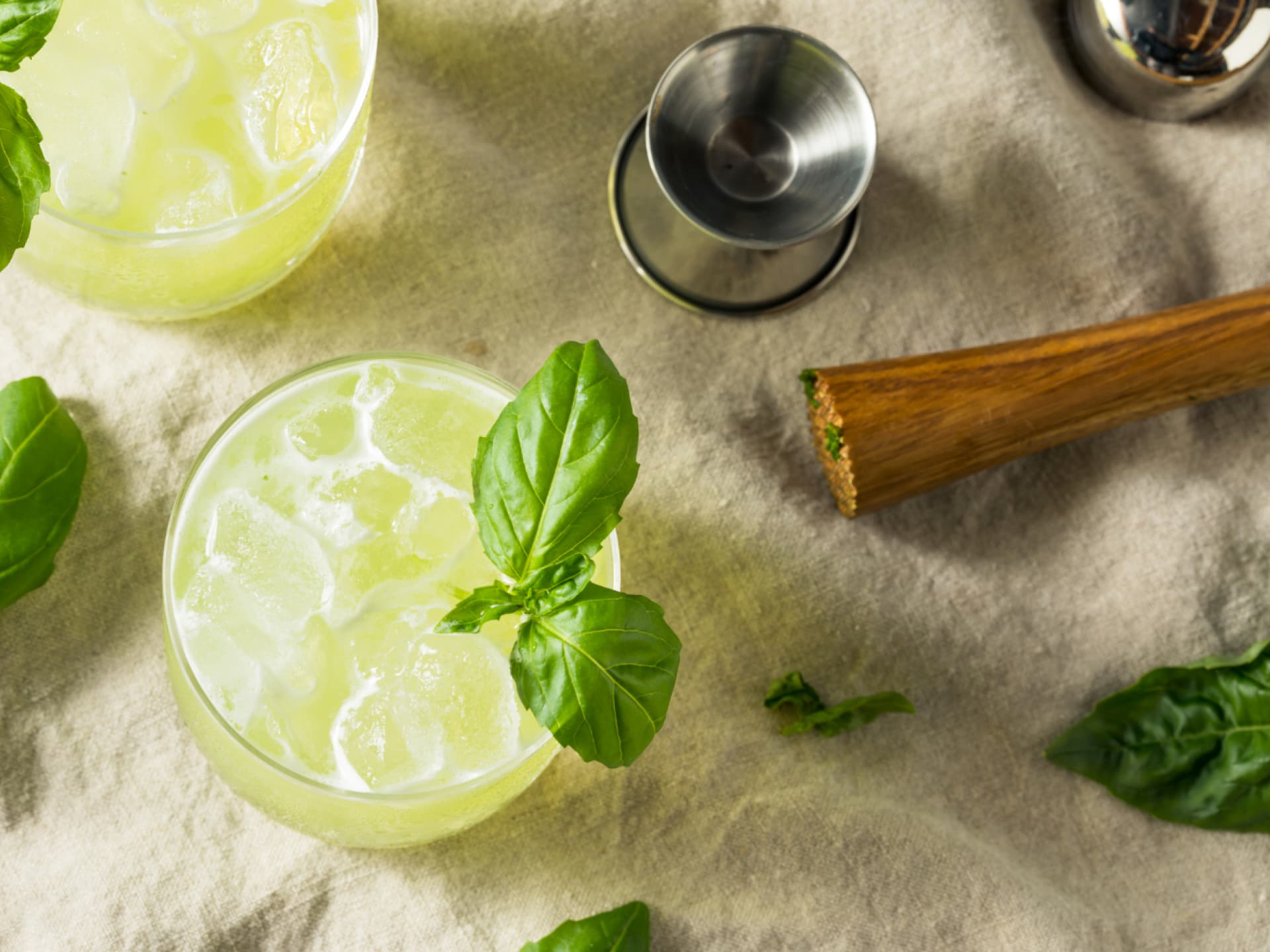 Sommer-Cocktail Basilikum-Spritz
