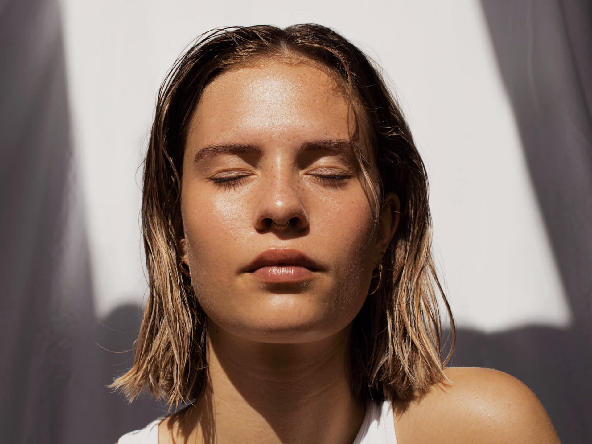 Frau mit leichtem Sommer-Make-up