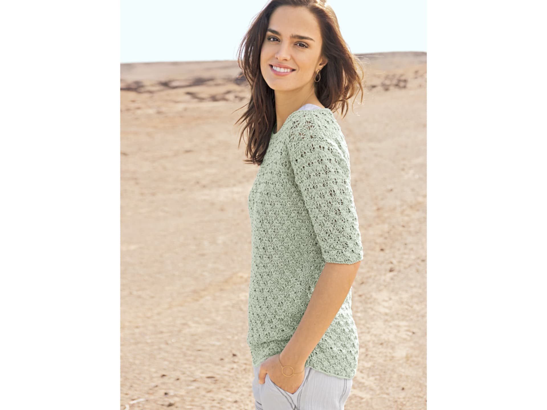 Modell in mintfarbenem Sommershirt von Lana Grossa