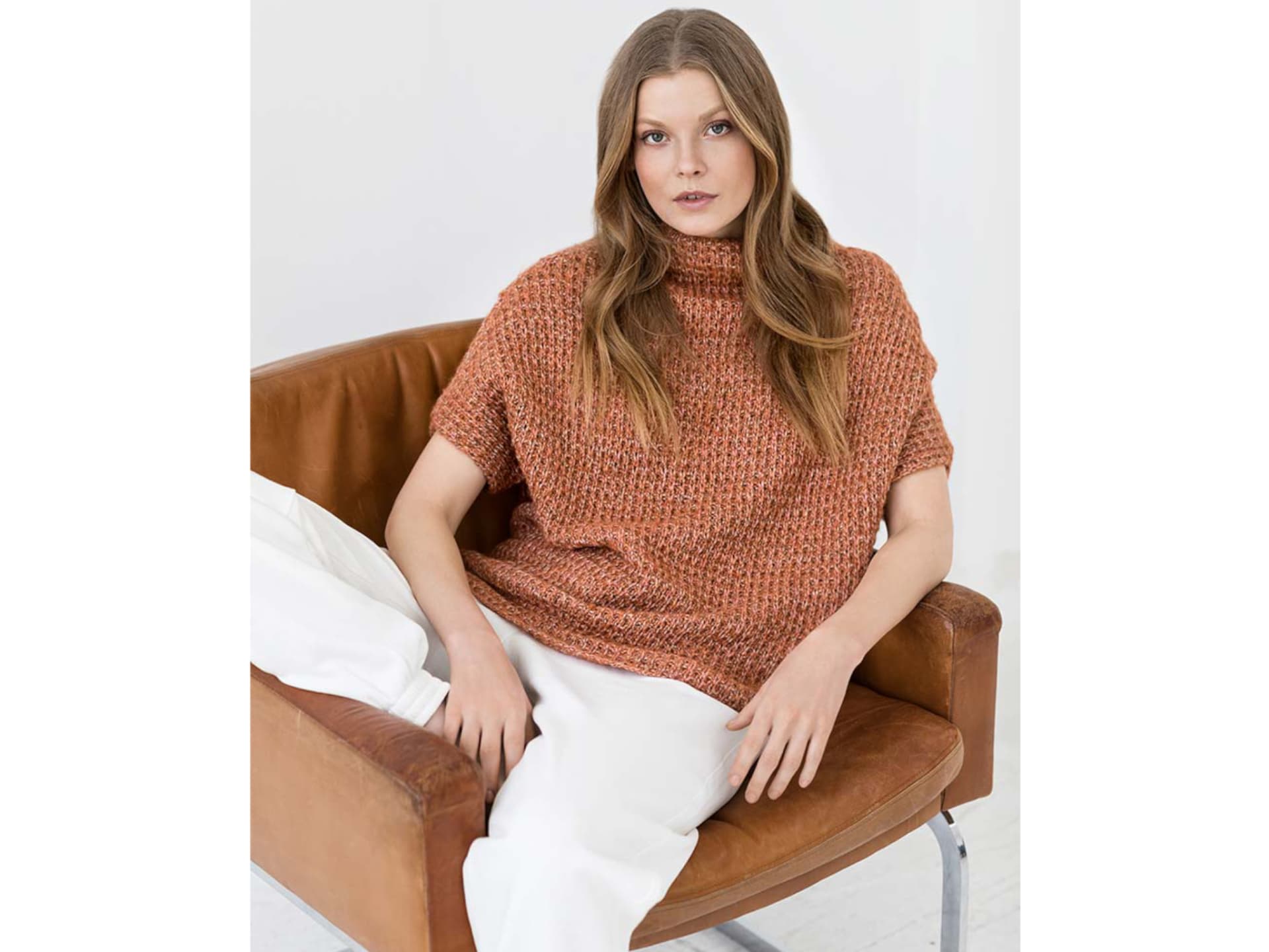 Model in Kurzarm-Sommershirt mit Kimonoärmeln