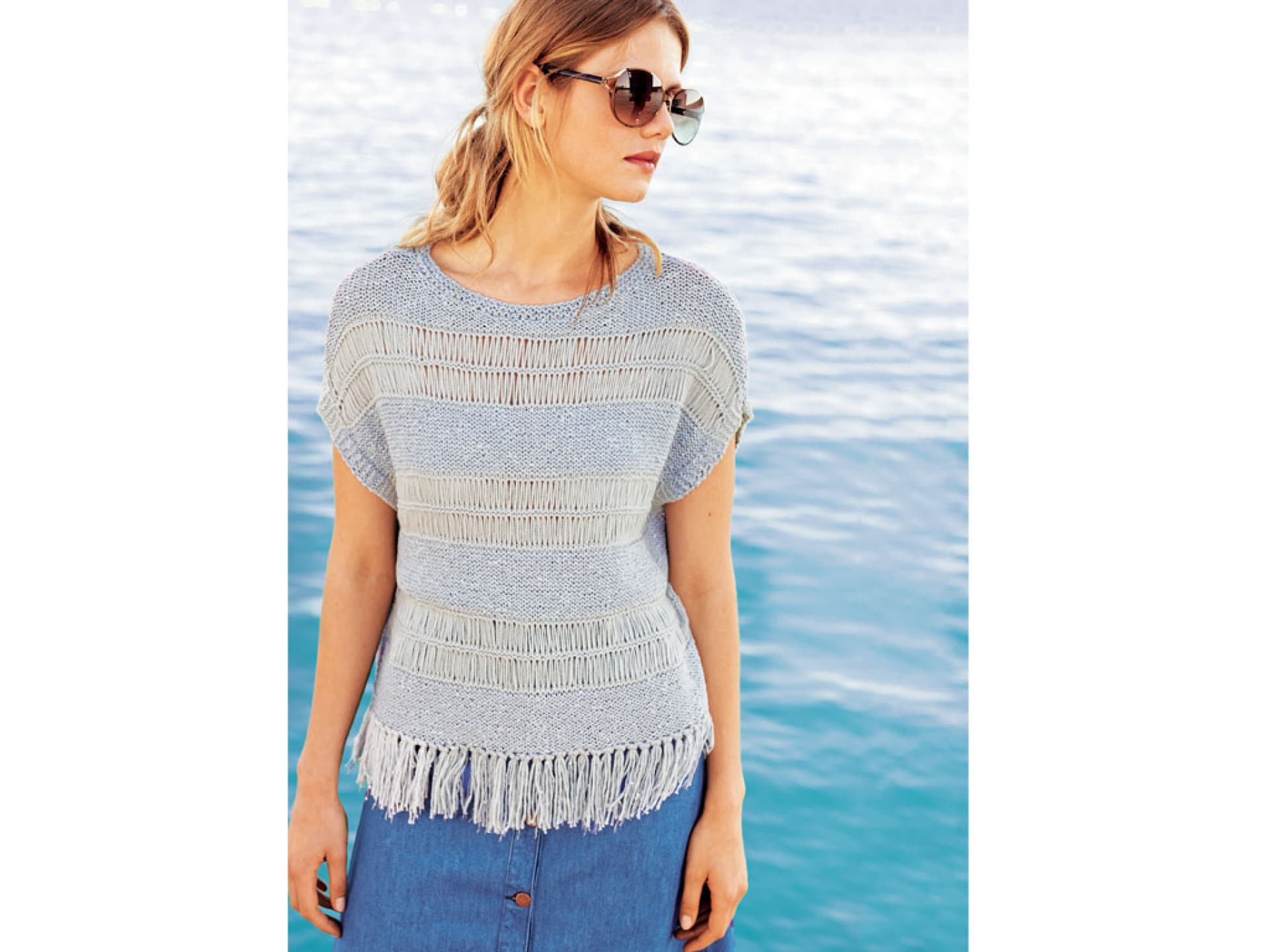 Model in Sommershirt mit Fransen