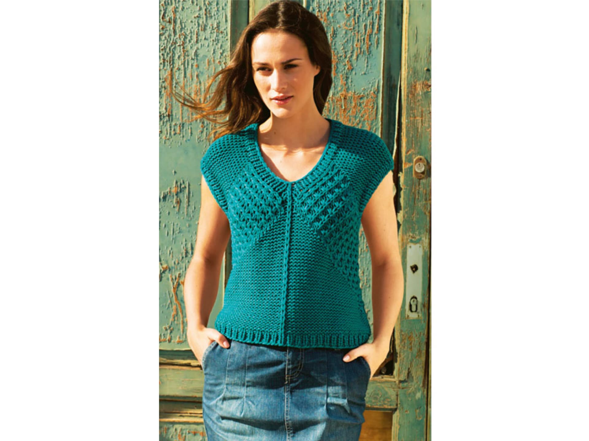 Model in petrolfarbenem Sommershirt mit Sternmuster