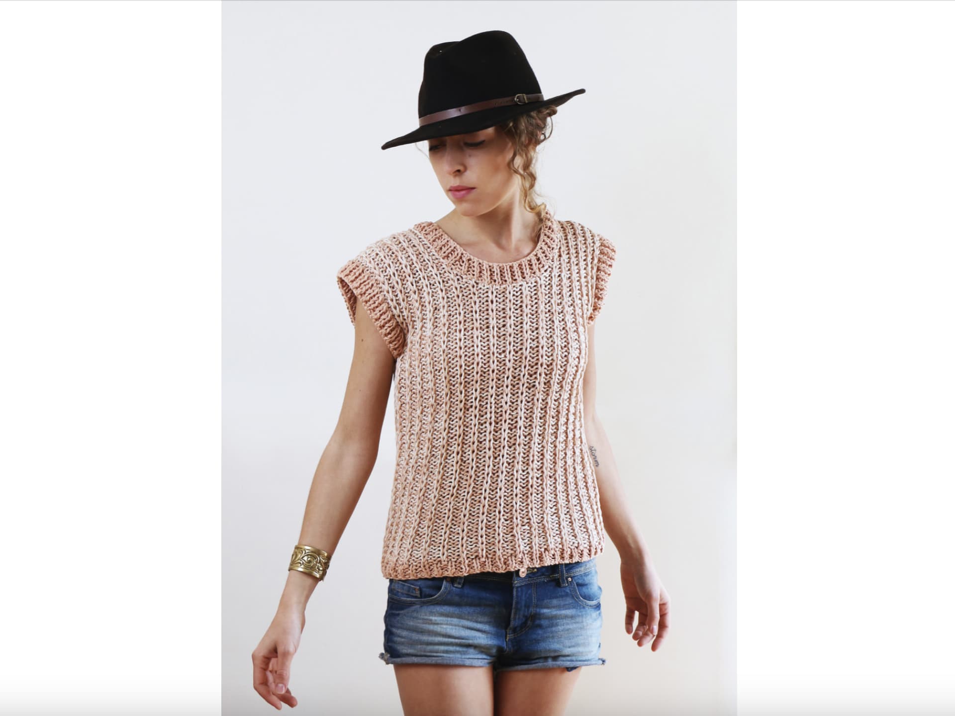 Model in Sommershirt von We Are Knitters