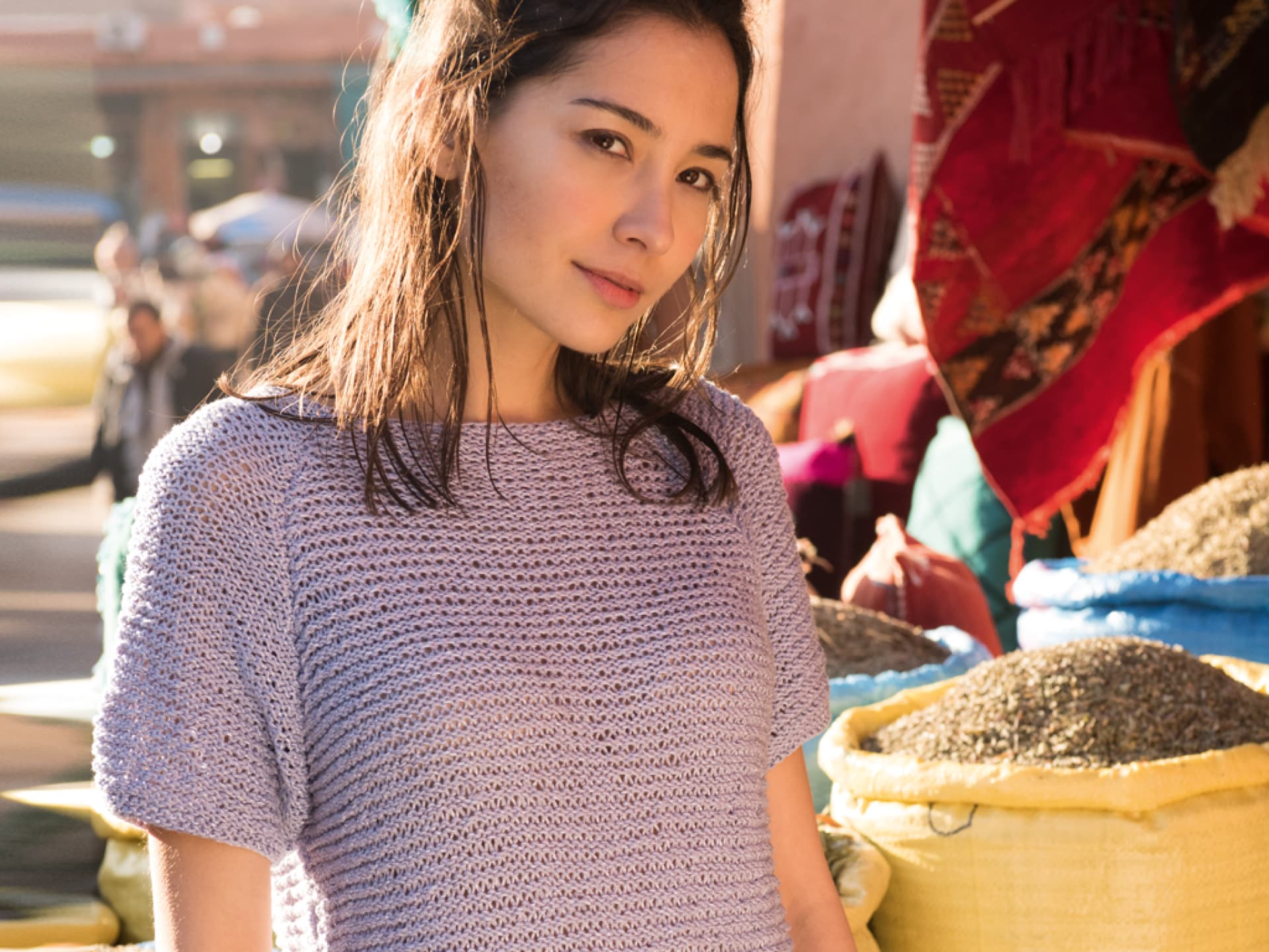Model in fliederfarbenem Puffärmel-Sommershirt
