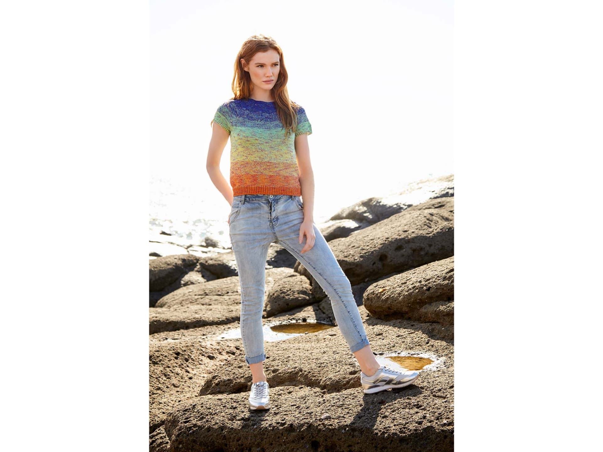 Model in Regenbogen-Sommershirt von Lana Grossa