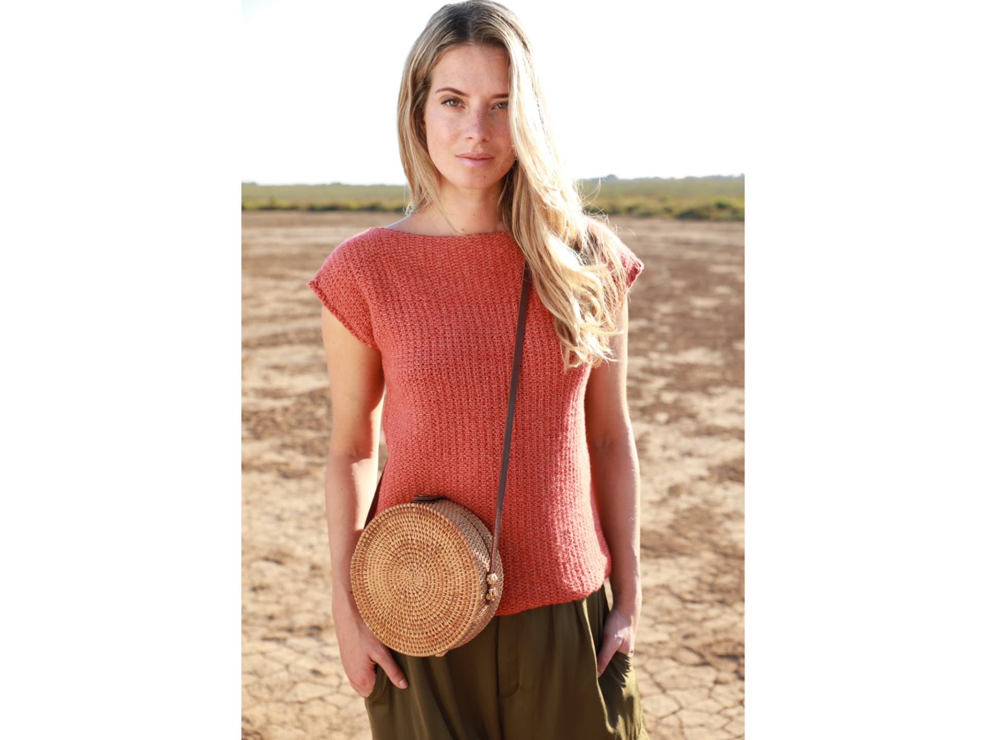 Model in rotem Sommershirt von Lana Grossa