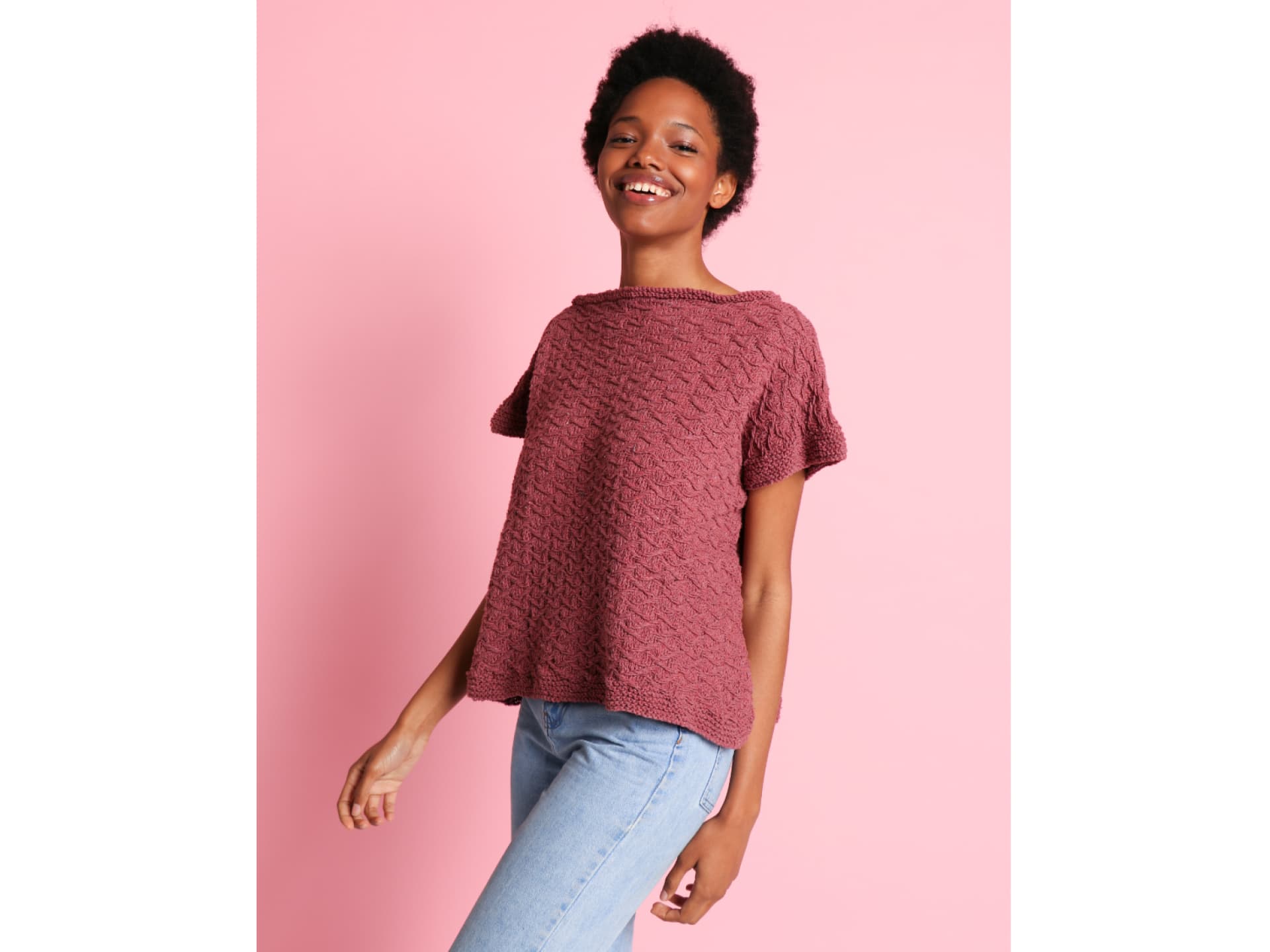 Model in lässigem Sommershirt von We Are Knitters