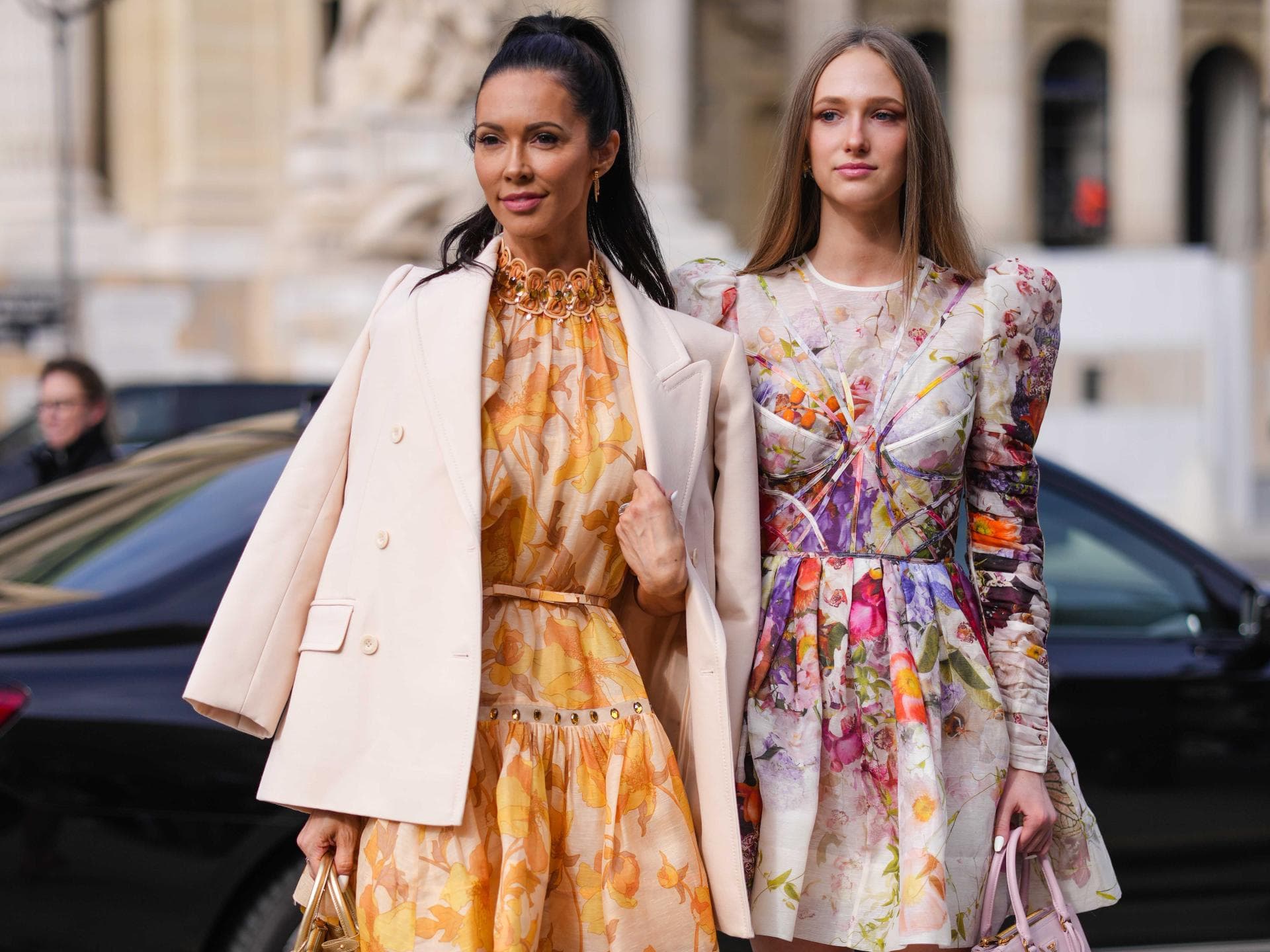 Blumenkleider im Streetstyle
