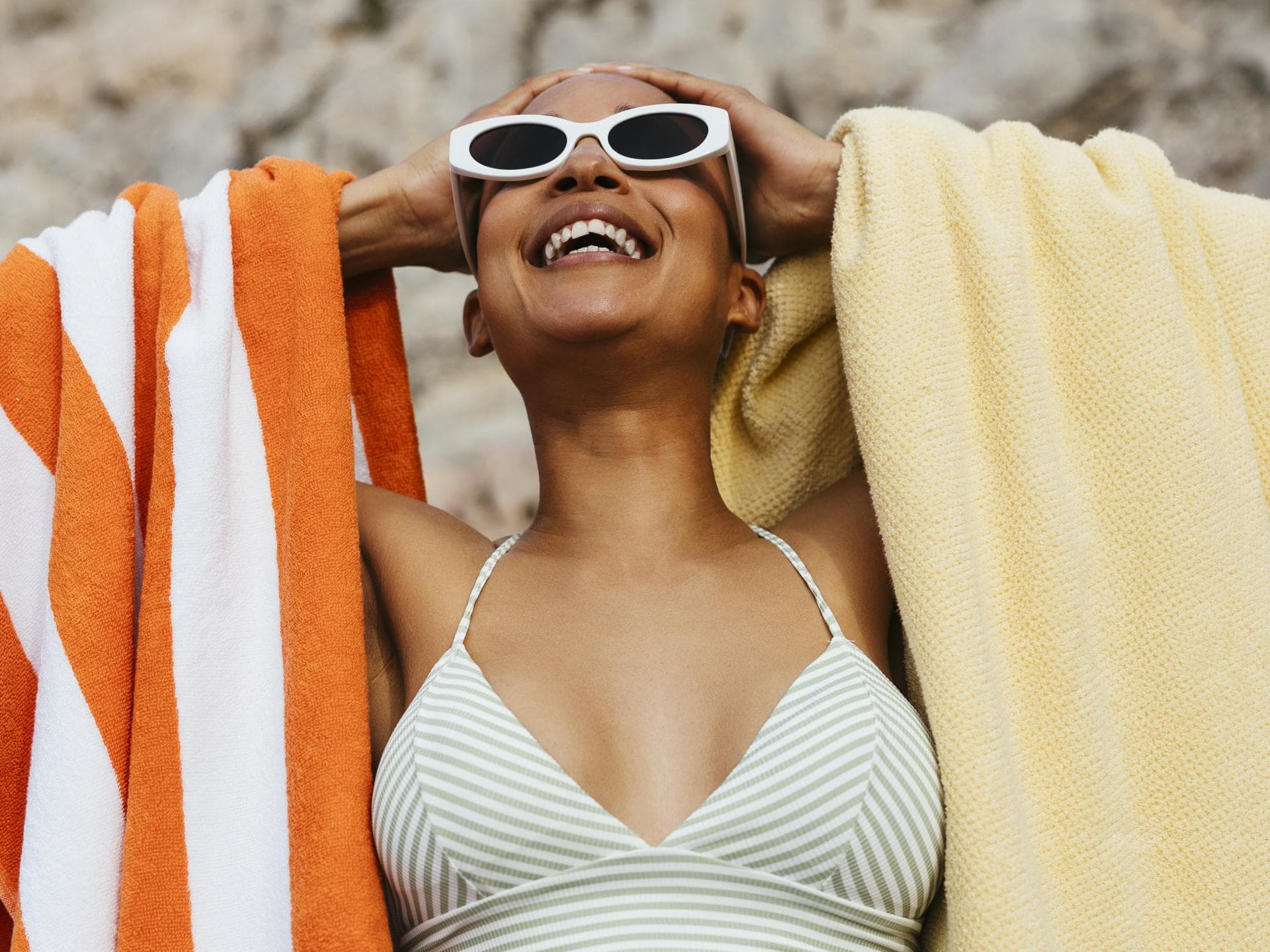 Frau in einem gestreiften Bikini