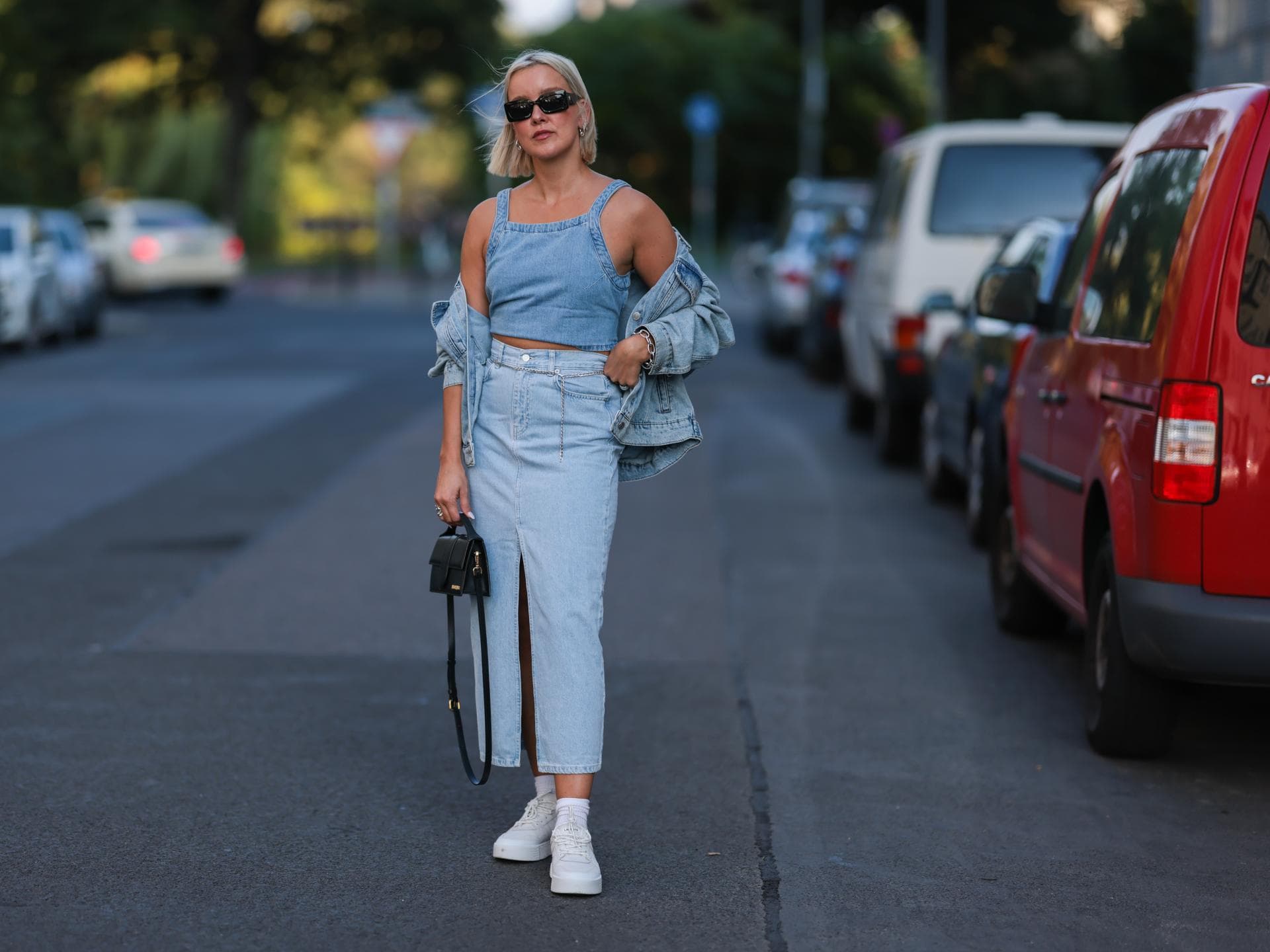 Frau trägt einen Jeansrock im Streetstyle Frau trägt einen Jeansrock im Streetstyle