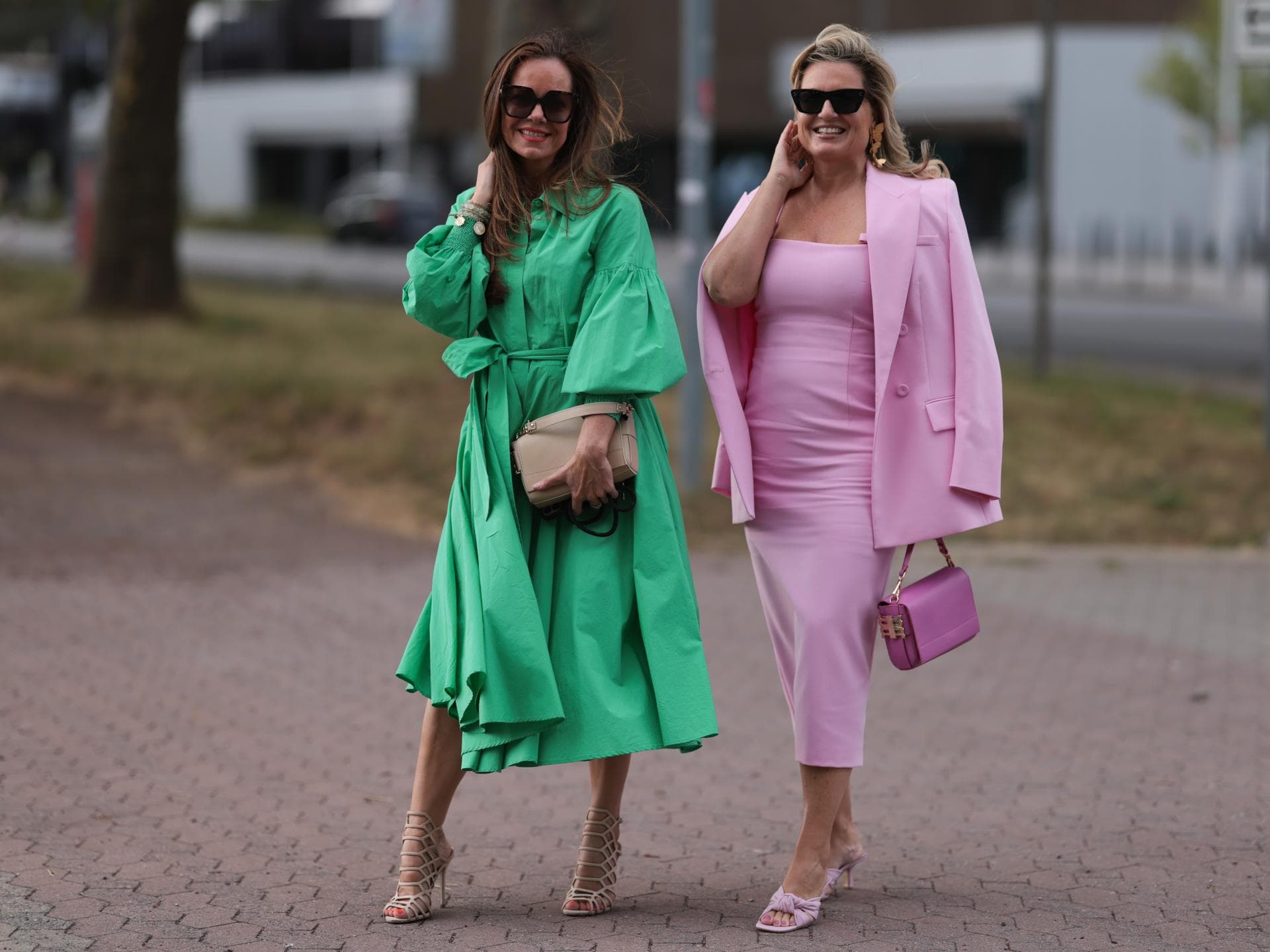 Zwei Frauen tragen Kleider im Streetstyle