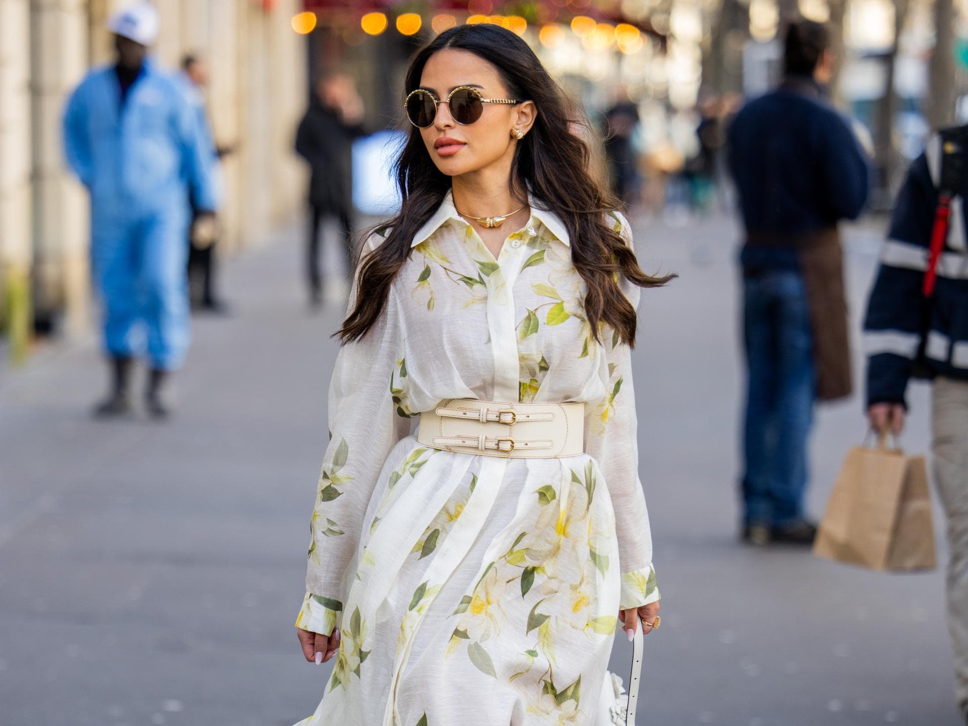 Frau trägt florales Maxikleid im Streetstyle