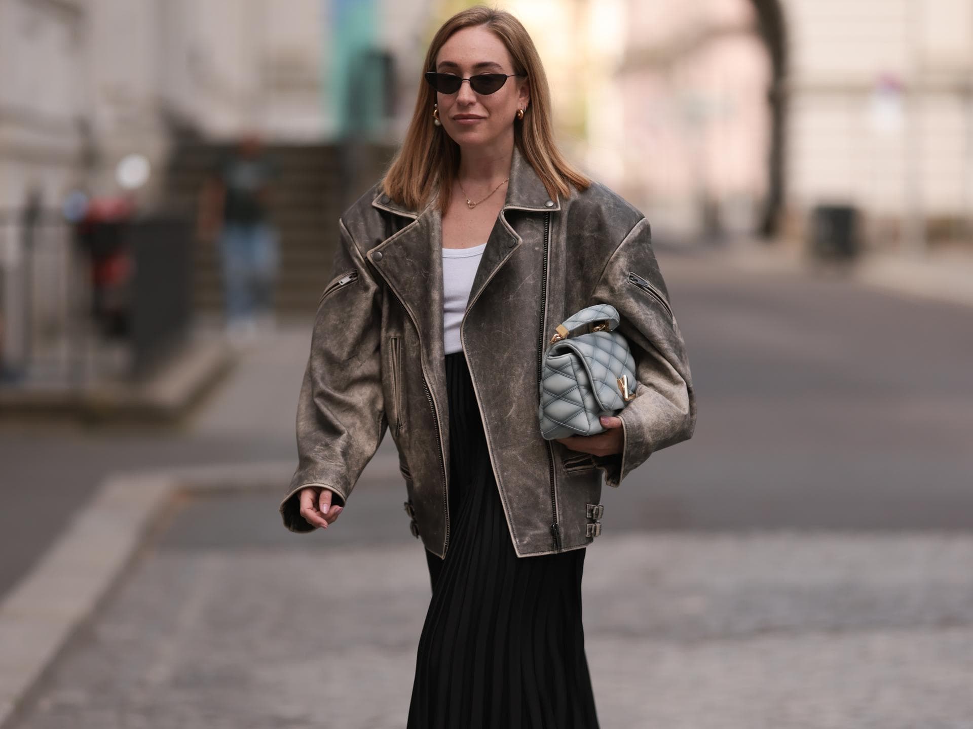 Sonia Lyson trägt einen Midirock im Streetstyle
