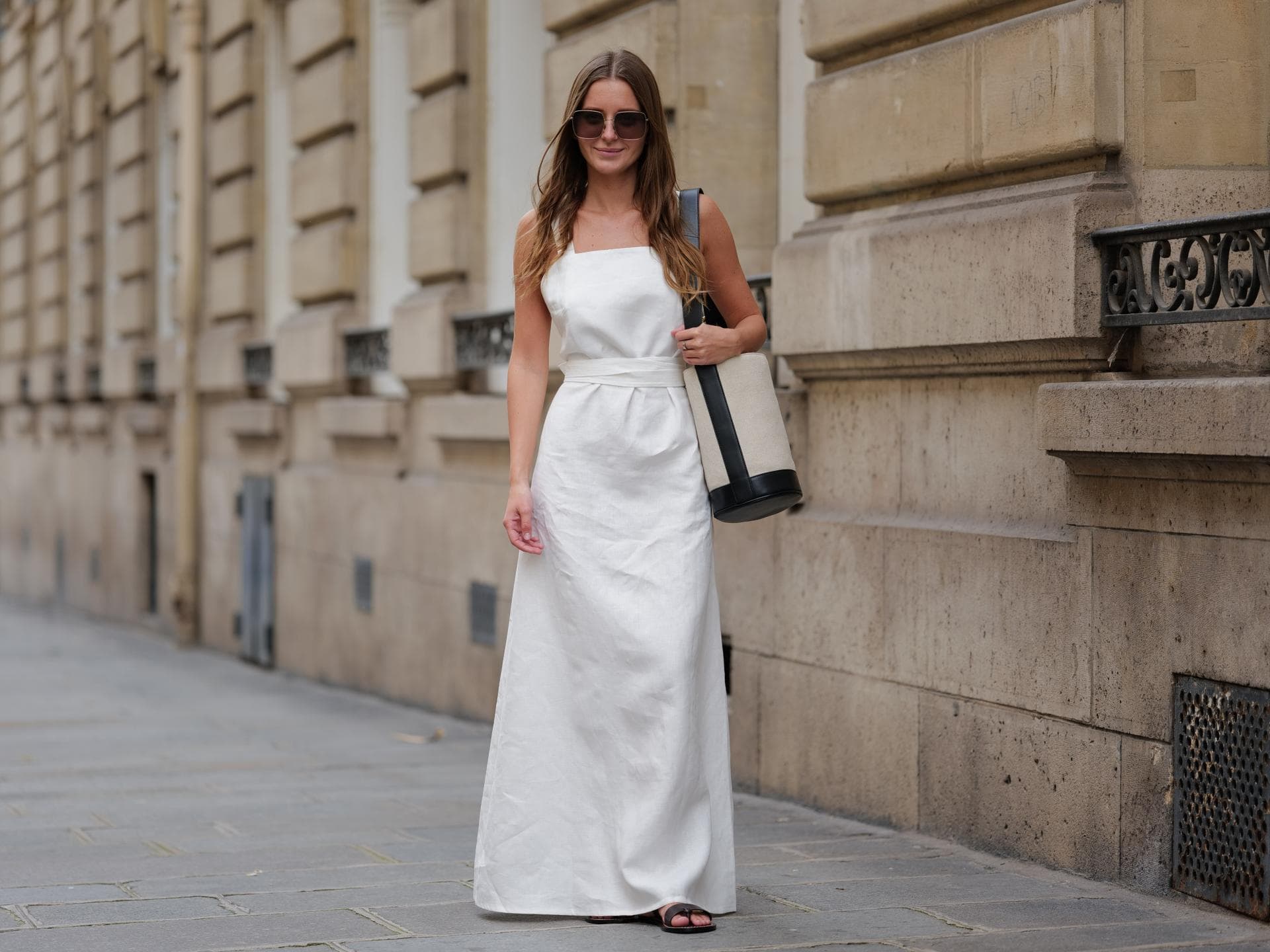 Diane Batoukina trägt ein weißes Kleid im Streetstyle Diane Batoukina trägt ein weißes Kleid im Streetstyle