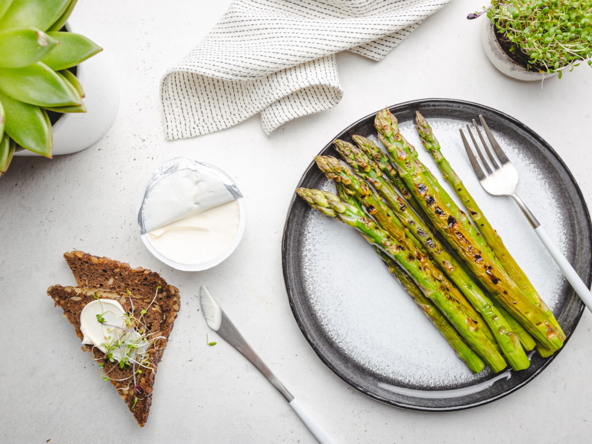 Vegan grillen - grüner Spargel vom Grill