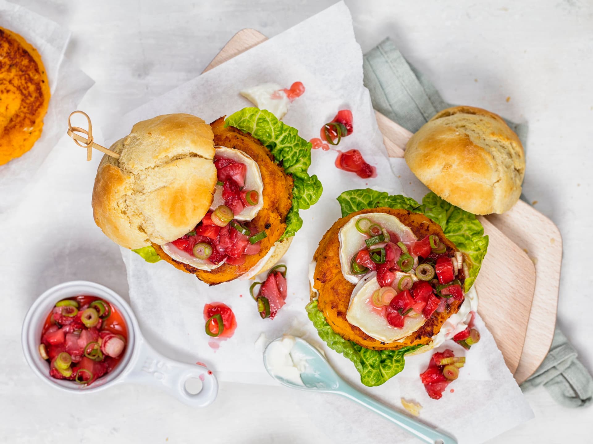 Vegan grillen - Süßkartoffel-Burger mit Erdbeer-Salsa