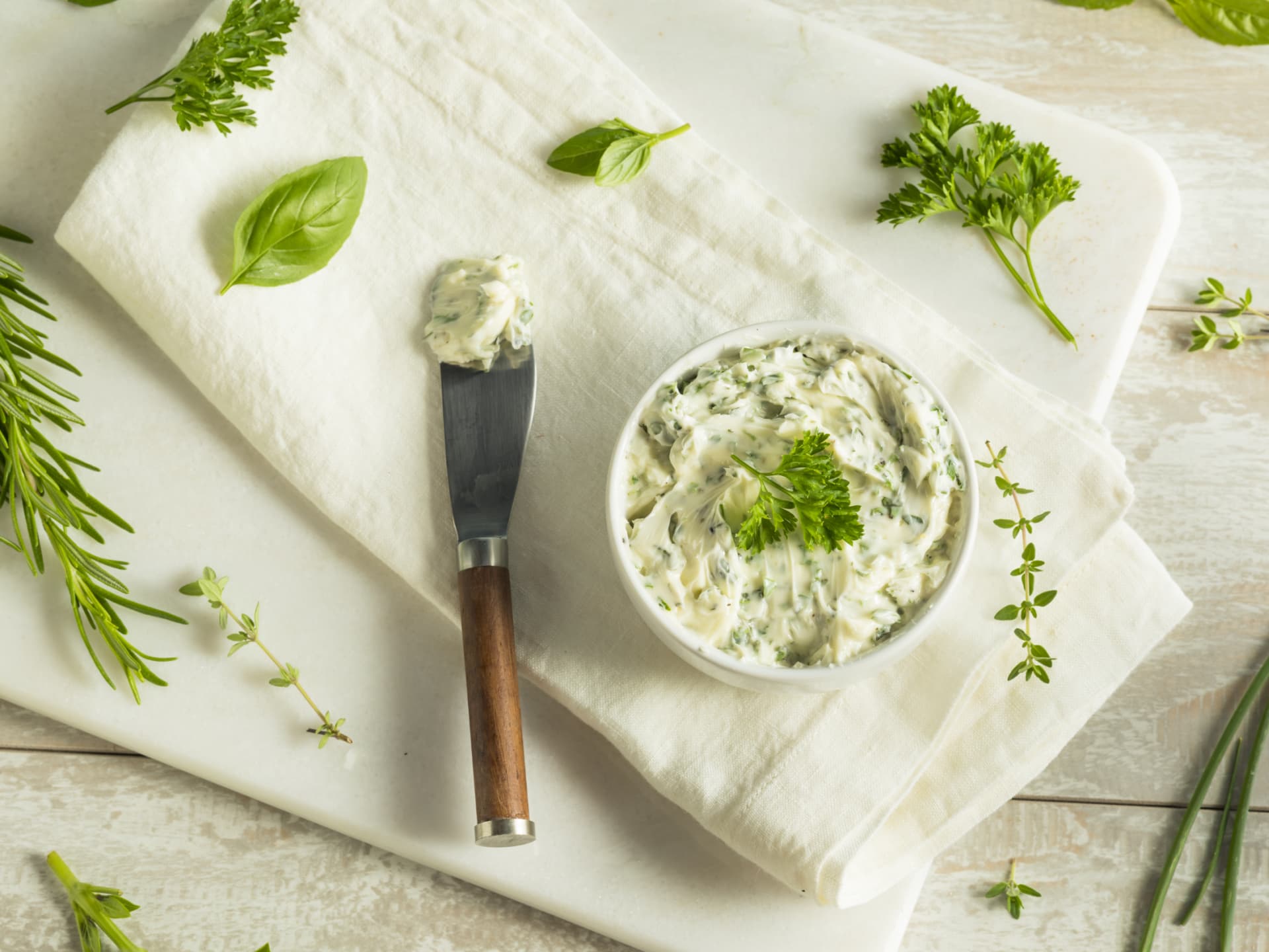 Vegane Kräuterbutter mit Basilikum und Zitrone