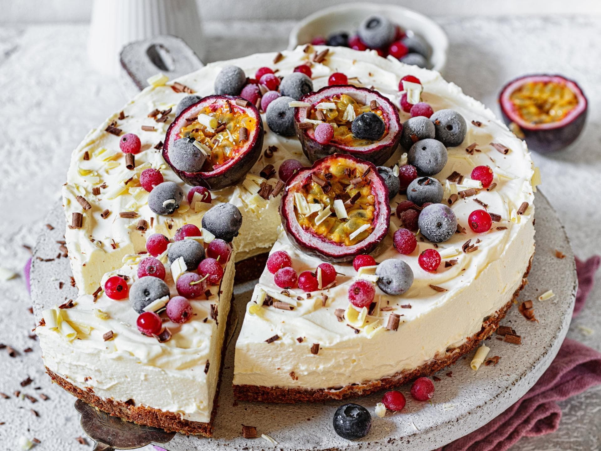 Käsekuchen mit Johannisbeeren und Maracuja 