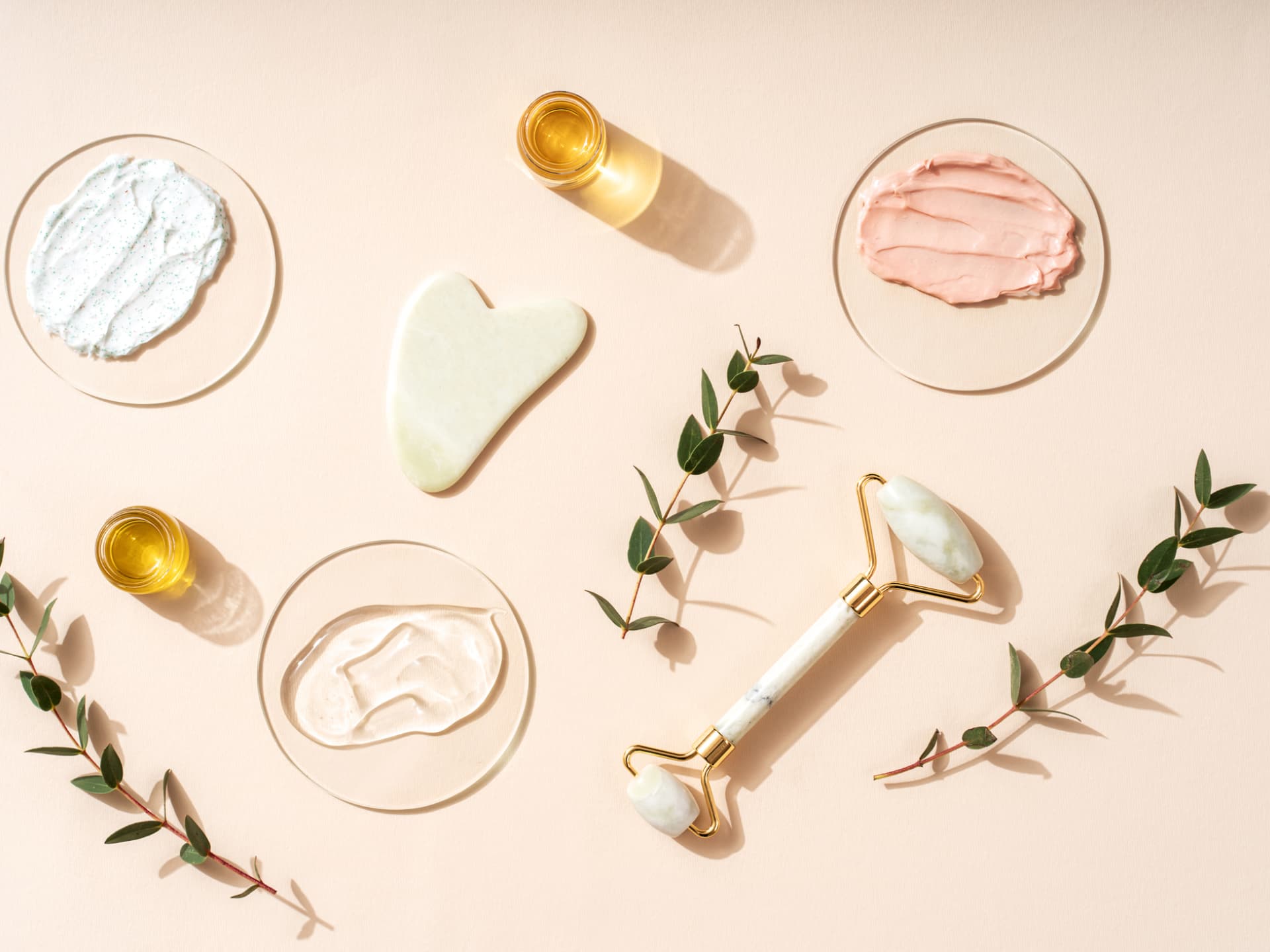 Ayurvedische Gesichtspflege-Tools und Cremes