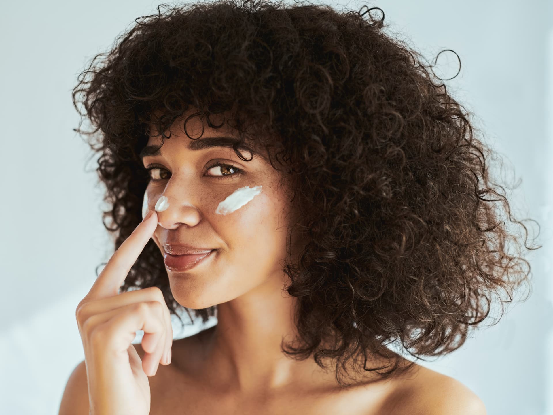 Frau trägt die beste Sonnencreme fürs Gesicht von dm auf