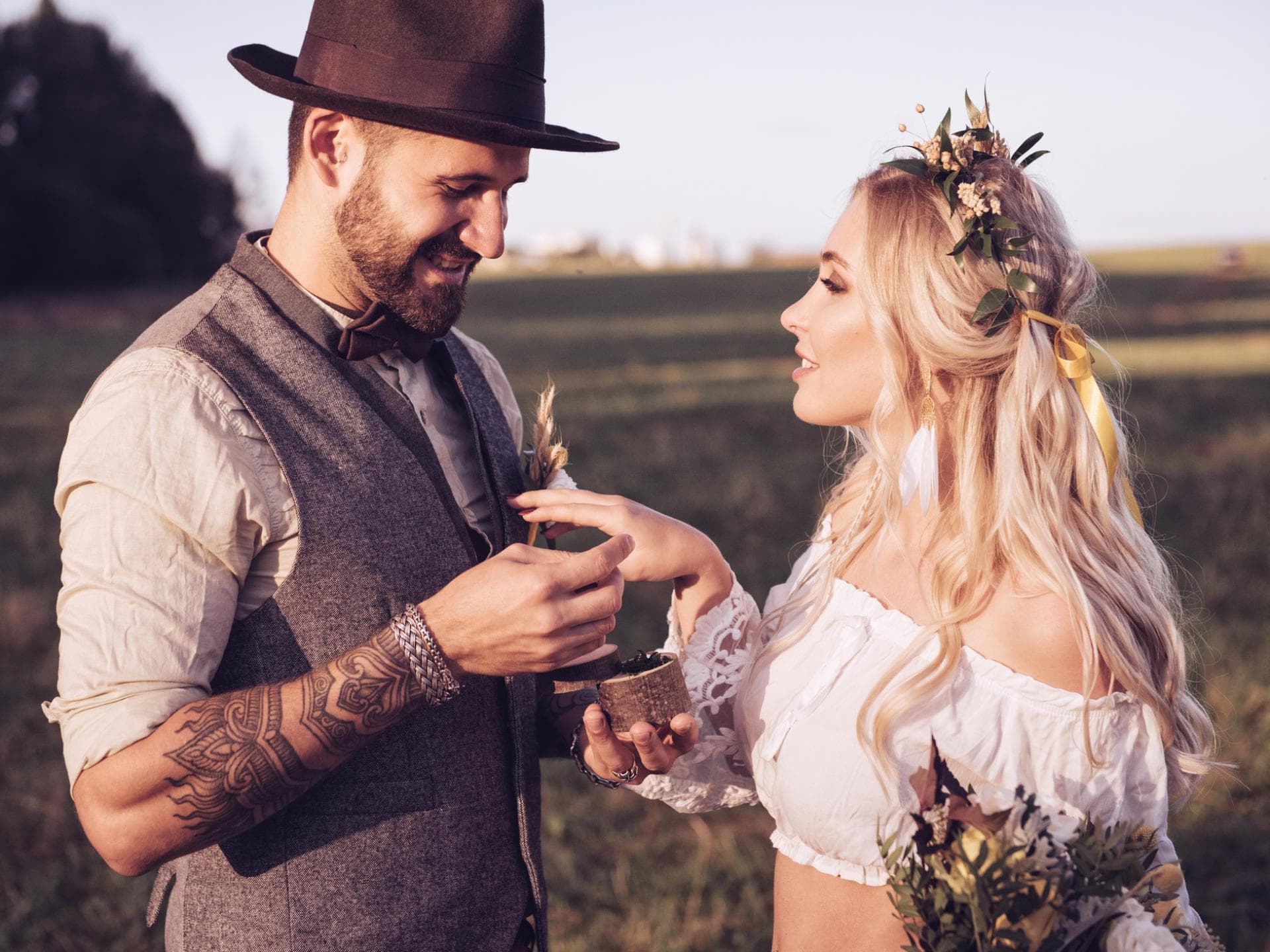Bräutigam und Braut mit Blumenschmuck im Haar