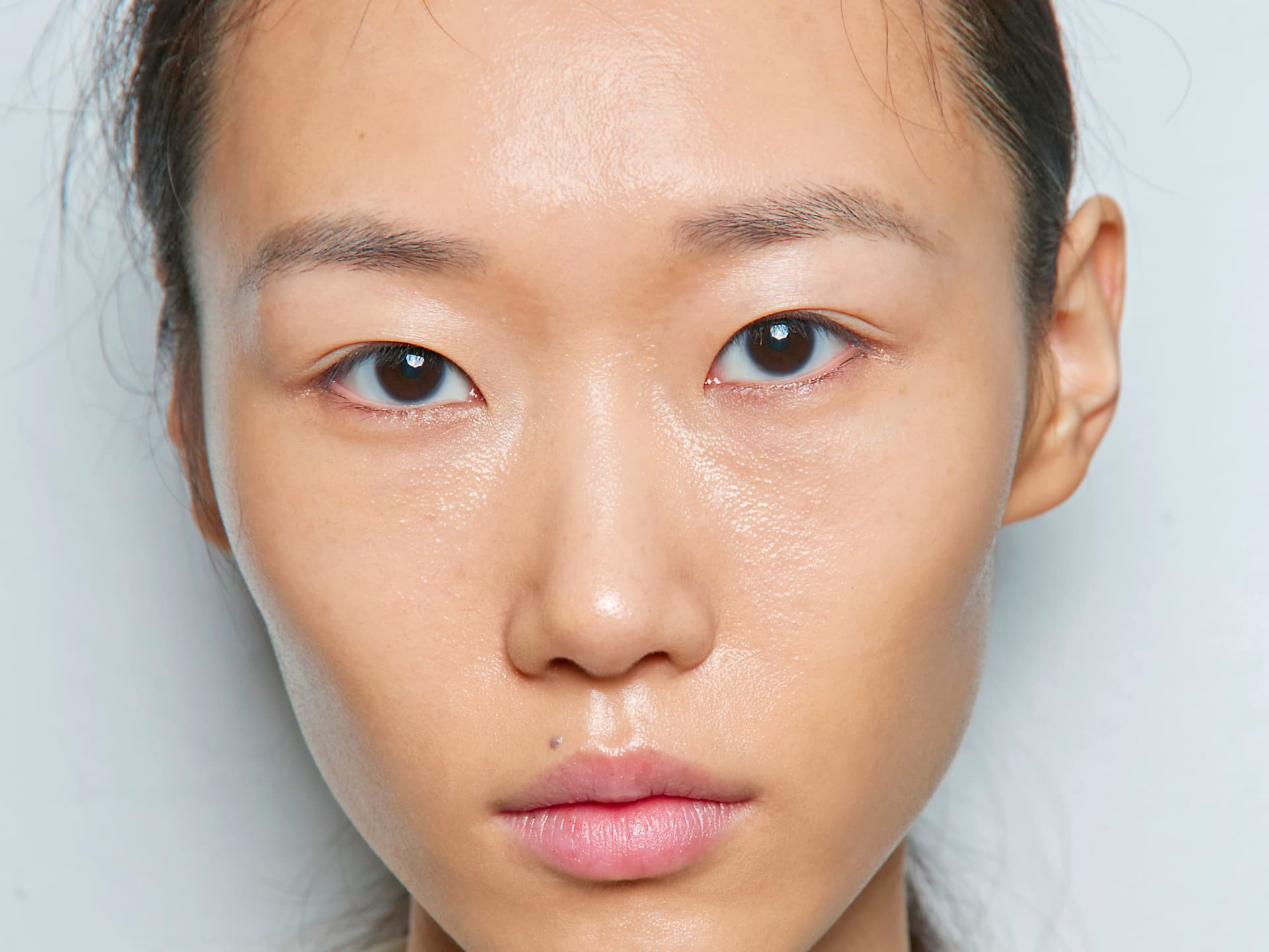 Model mit Braut-Lippenstift in Rosa