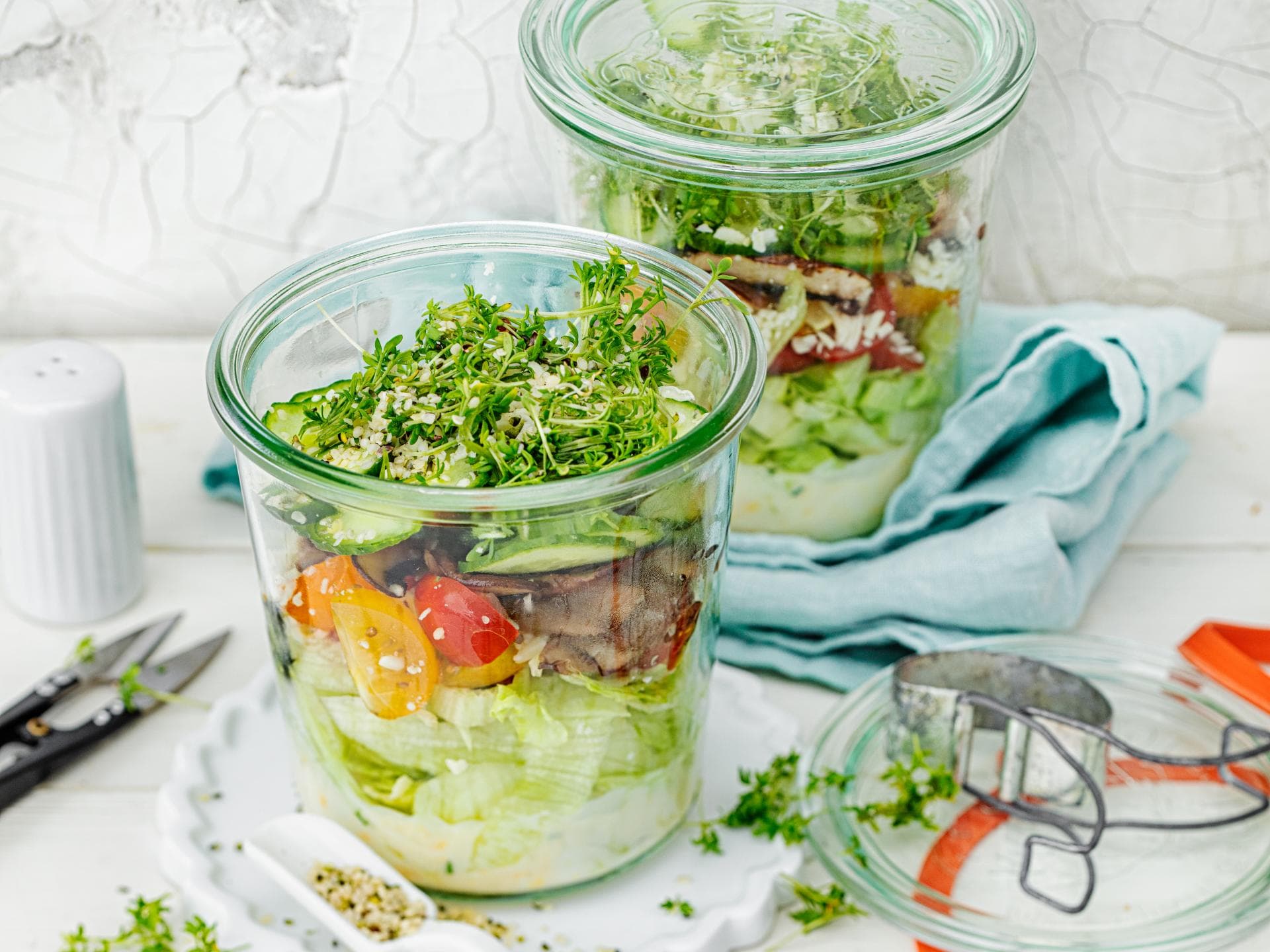 Bunter Schichtsalat mit Ei-Dressing 