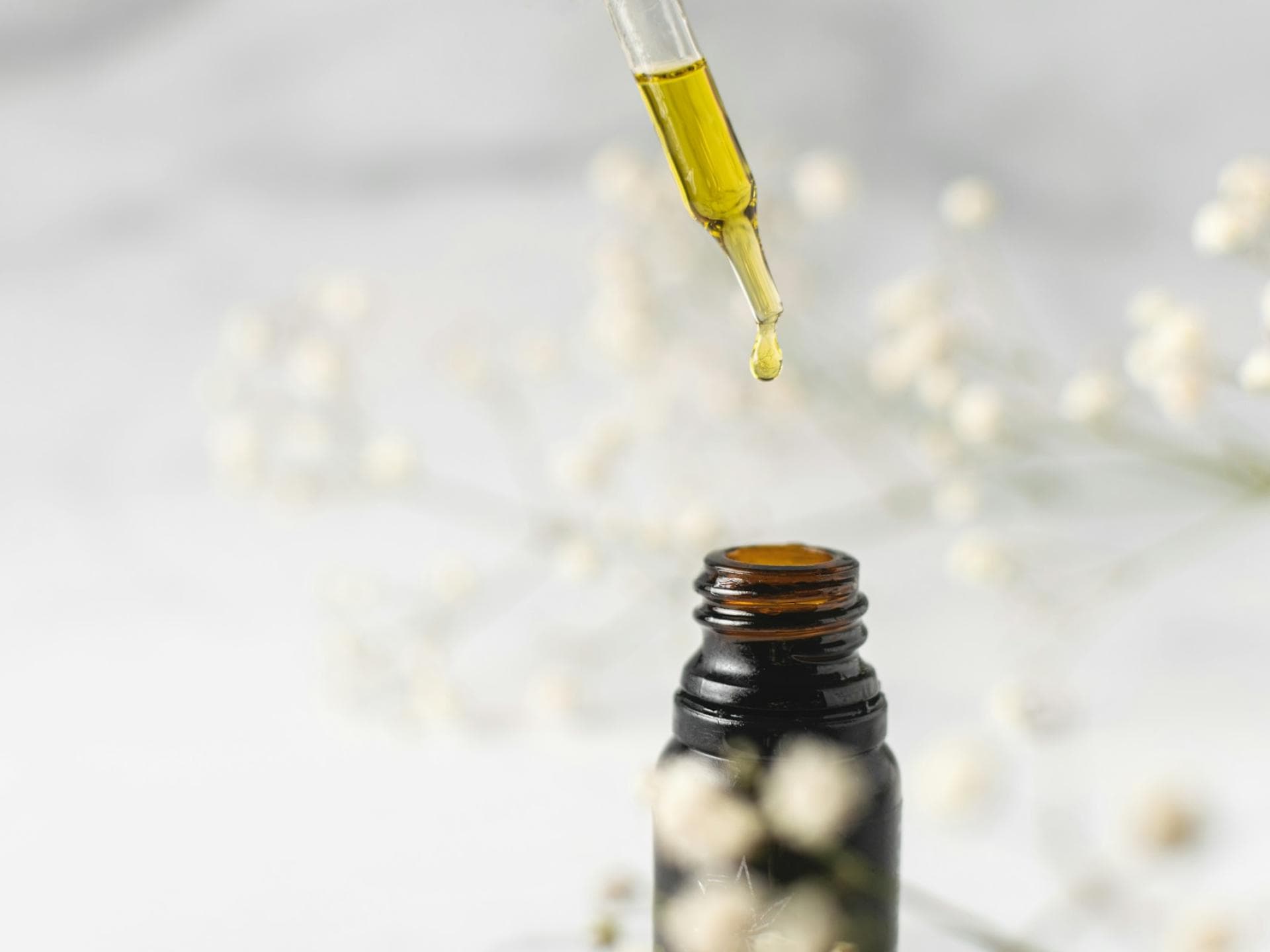 CBD Öl als Tropfen in einer Pipette