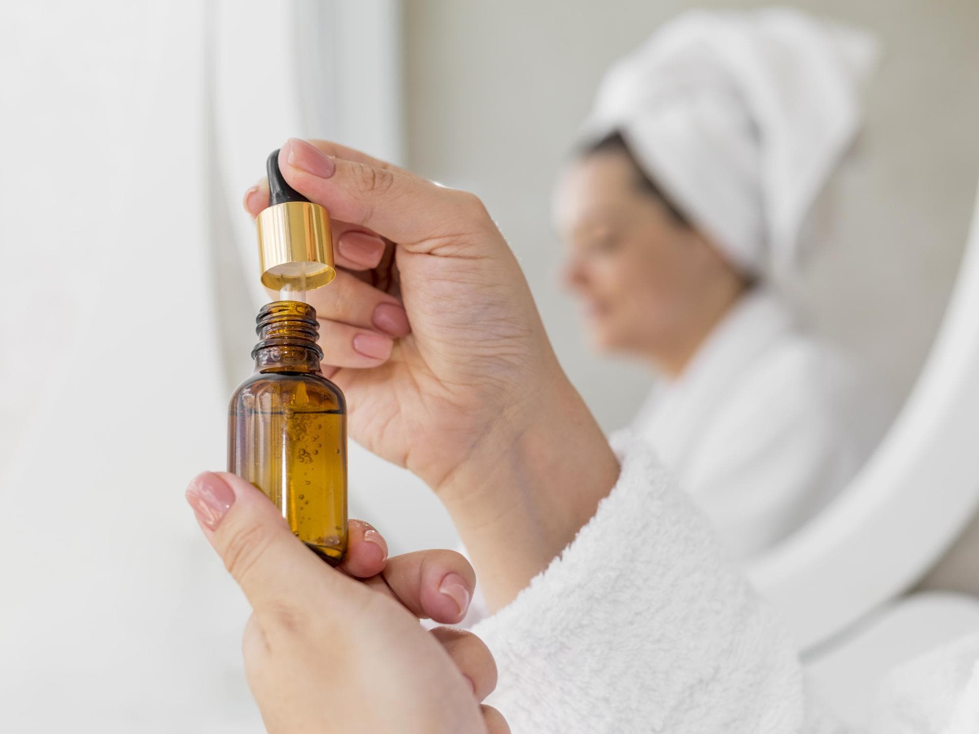 Frau hält Serum