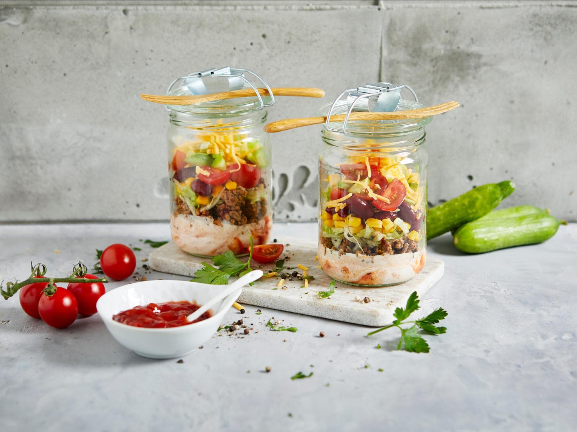 Geschichteter Hackfleischsalat 