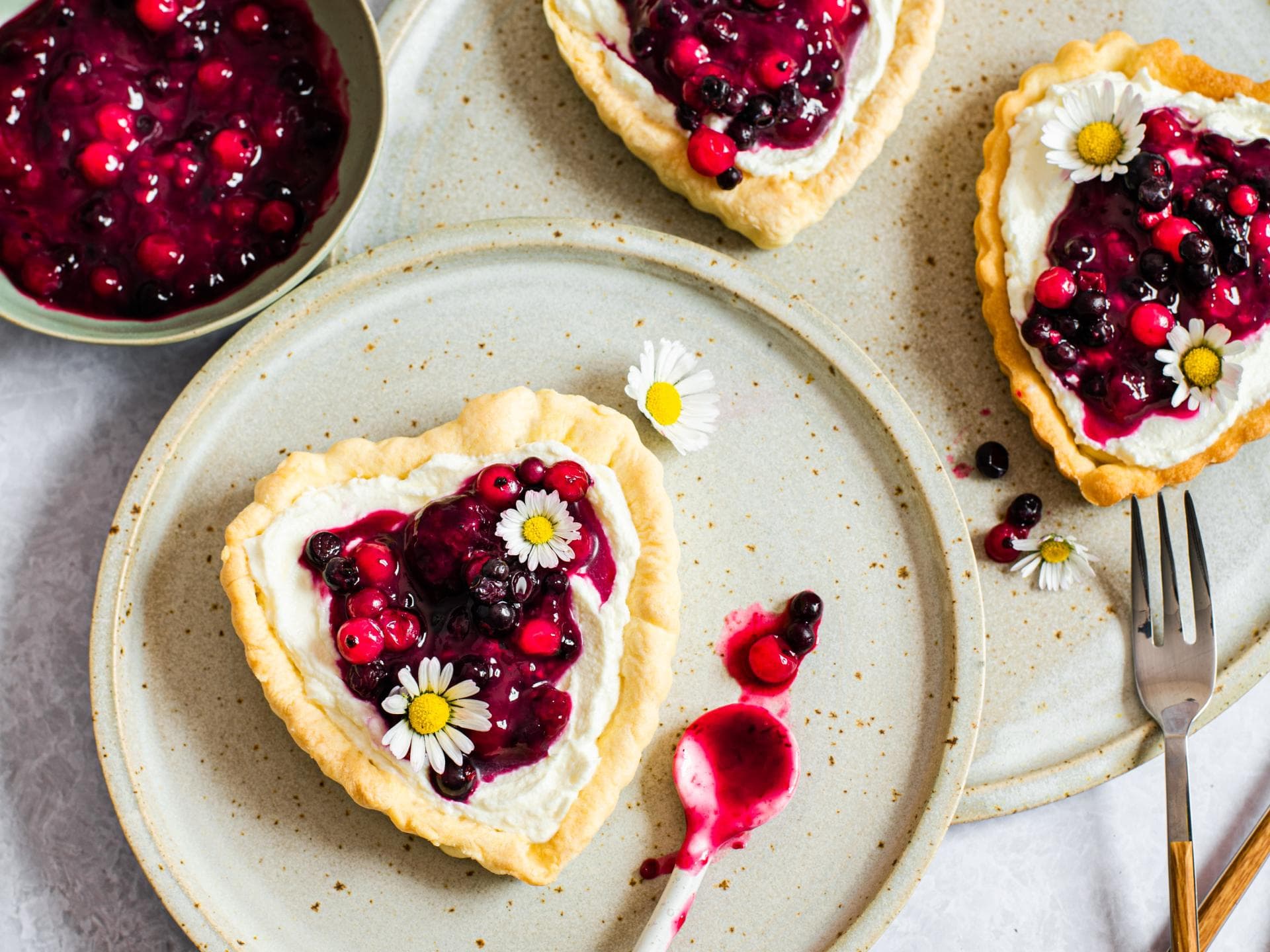 Herztörtchen mit Roter Grütze 