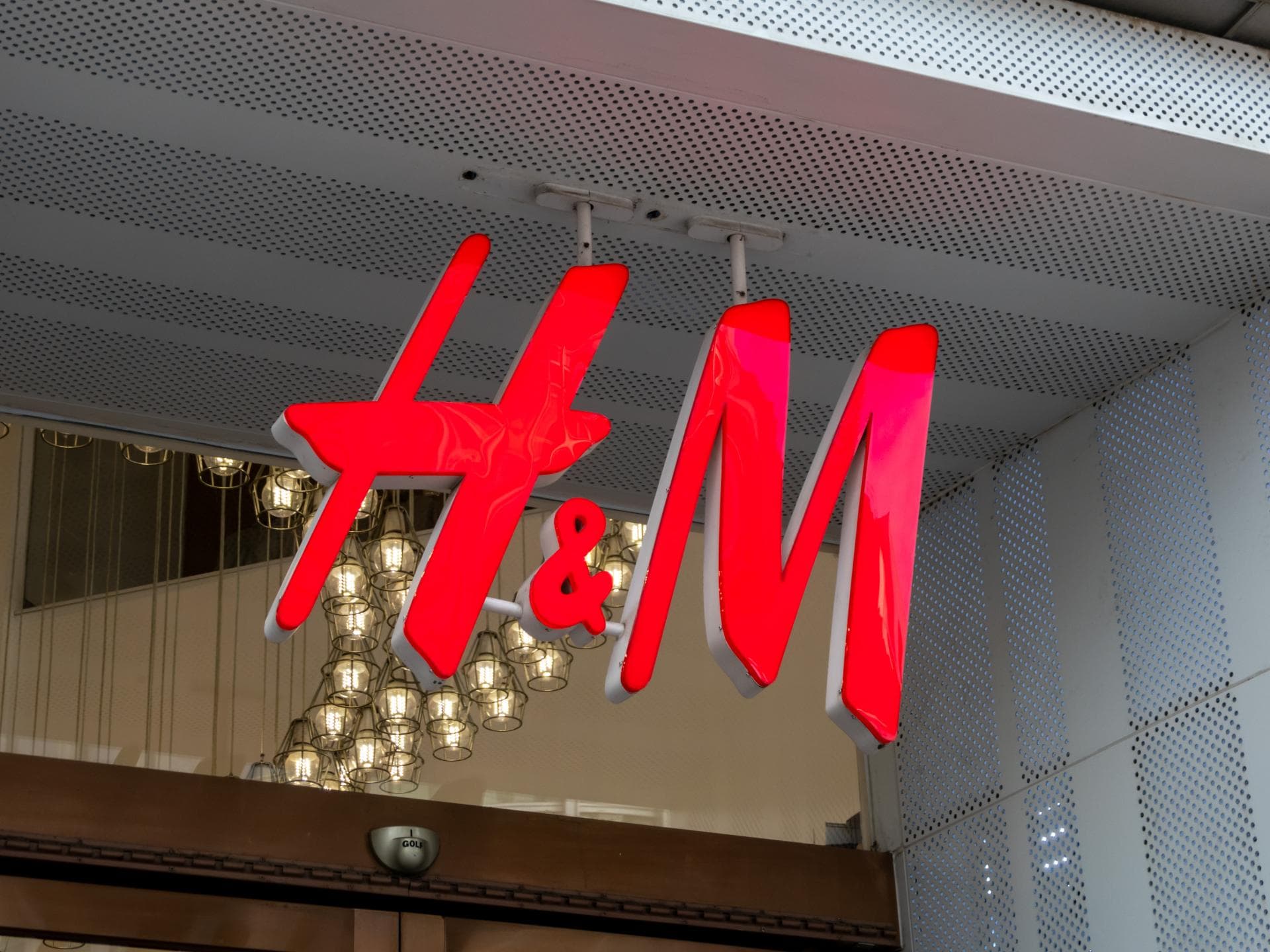 Bei H&M shoppen wir die schönsten Mode-Trends Eingang von einem H&M-Store